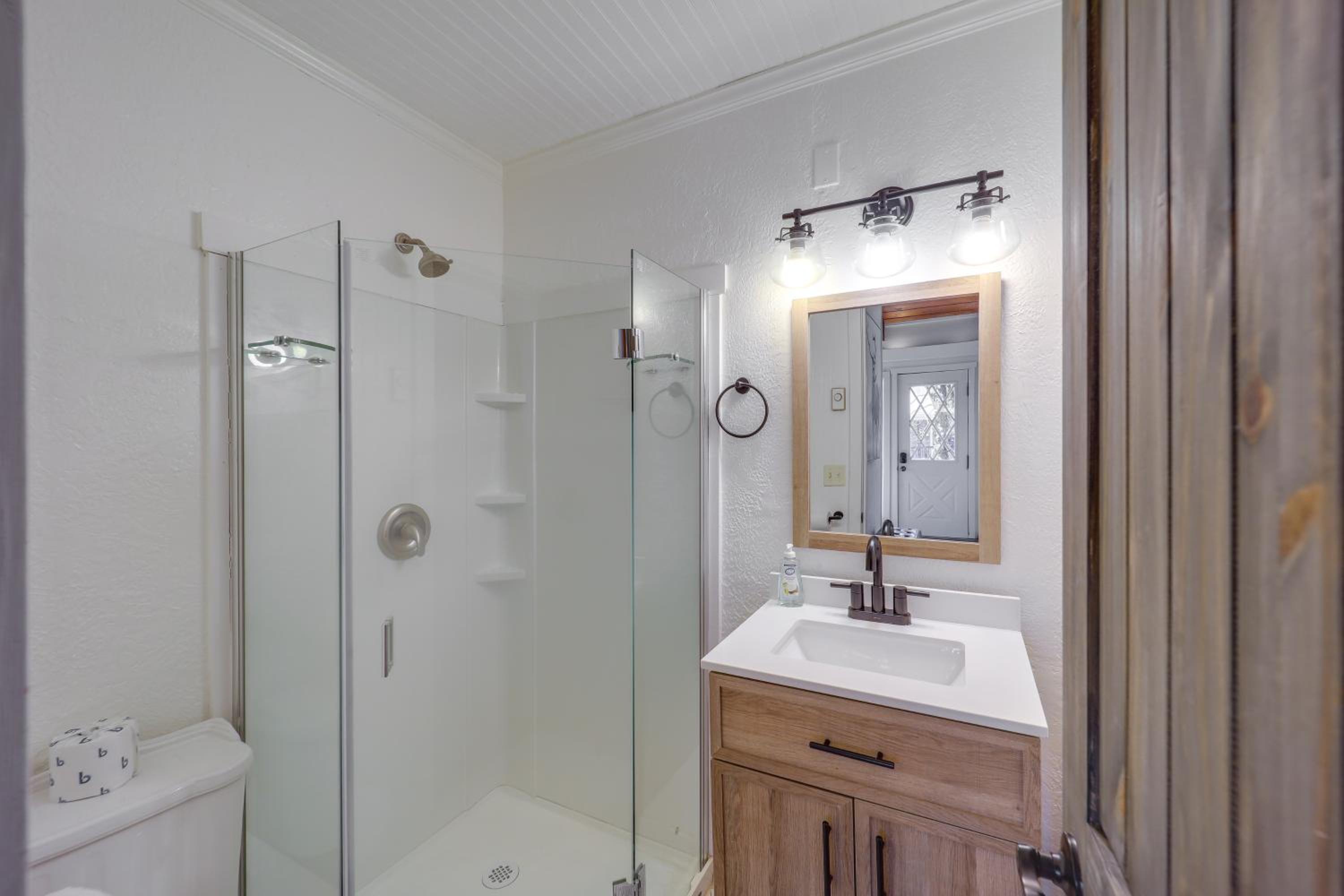 2 Mi to Beech Mtn Resort Family Home with Hot Tub!