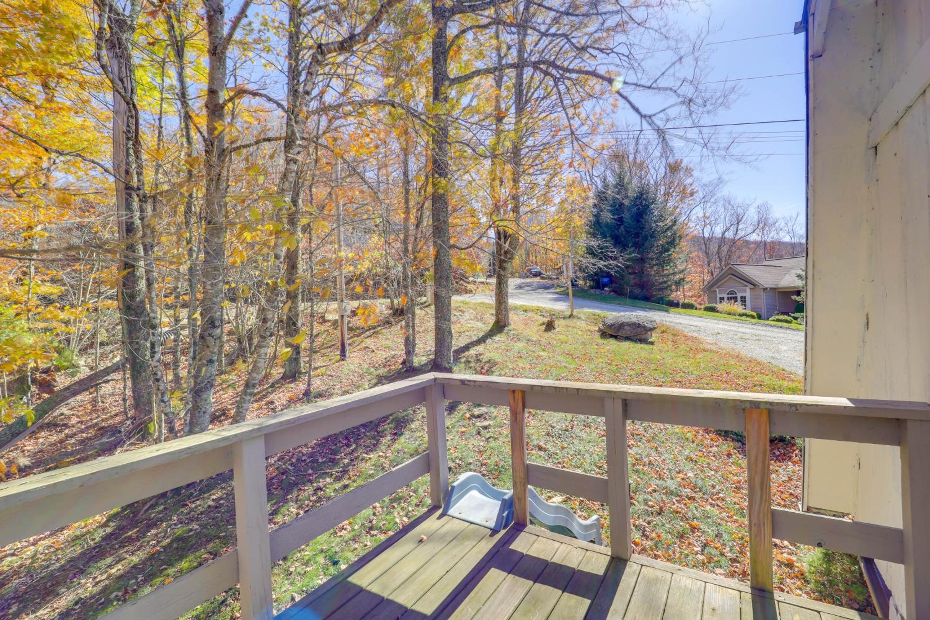 2 Mi to Beech Mtn Resort Family Home with Hot Tub!