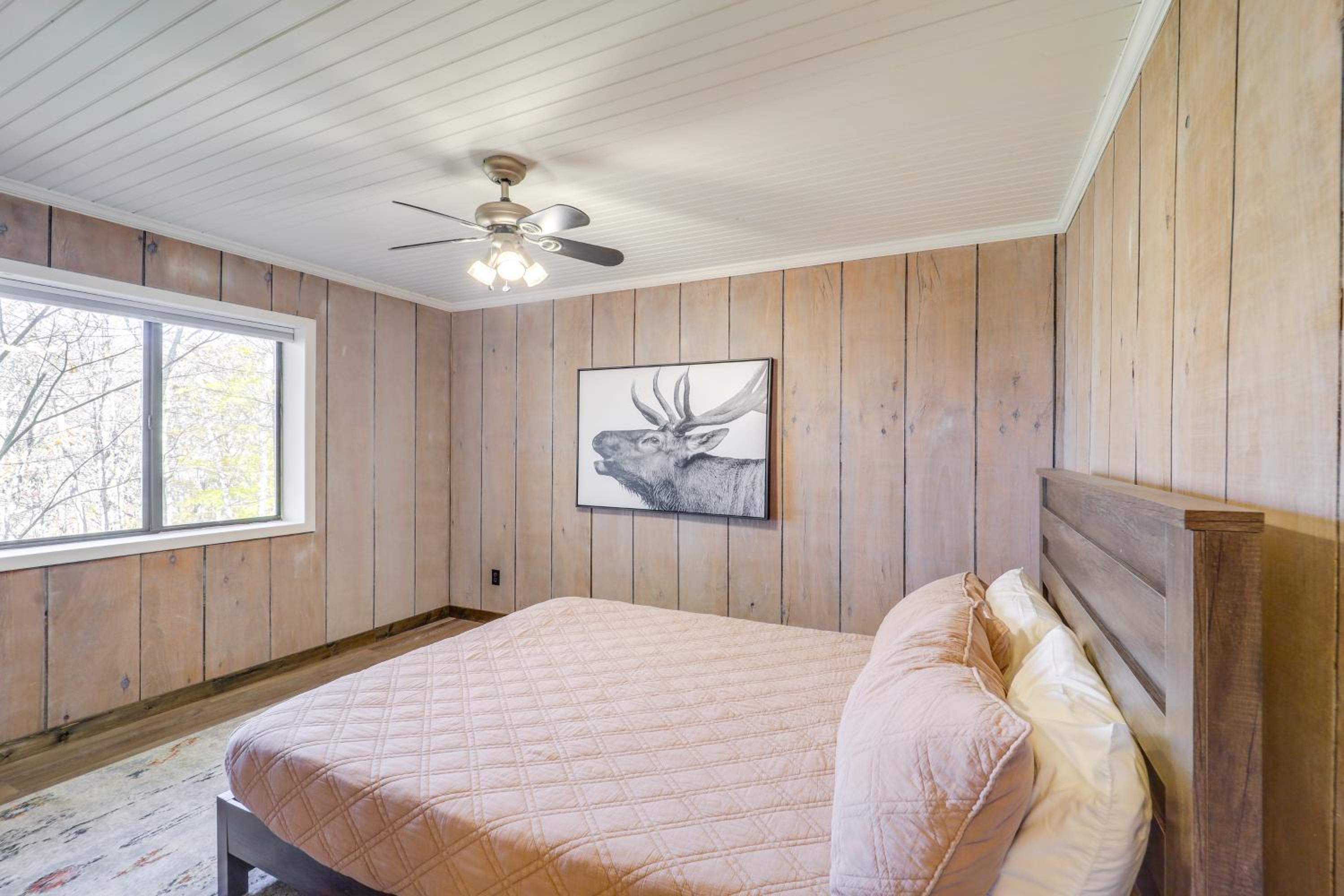 2 Mi to Beech Mtn Resort Family Home with Hot Tub!