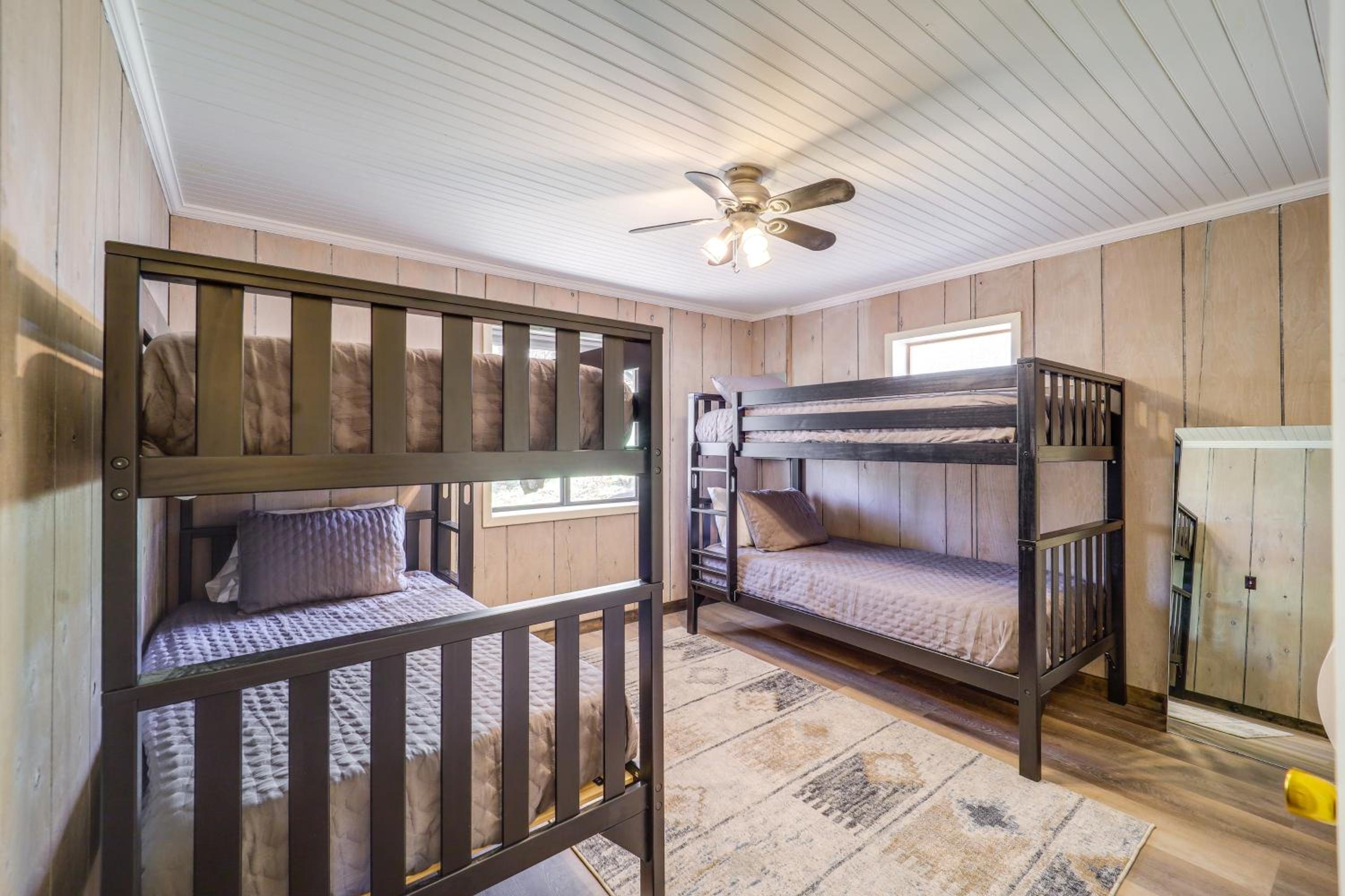 2 Mi to Beech Mtn Resort Family Home with Hot Tub!