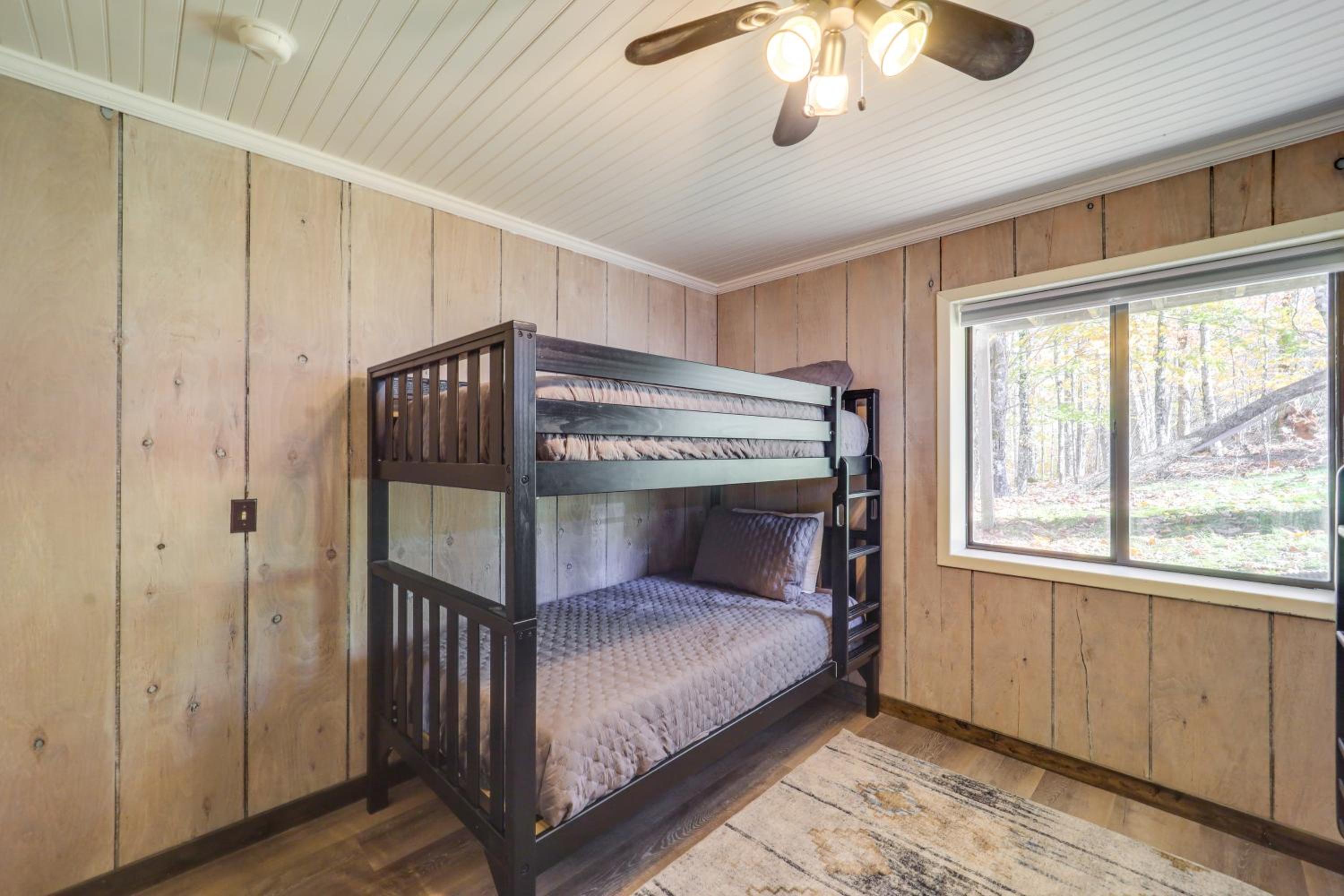 2 Mi to Beech Mtn Resort Family Home with Hot Tub!
