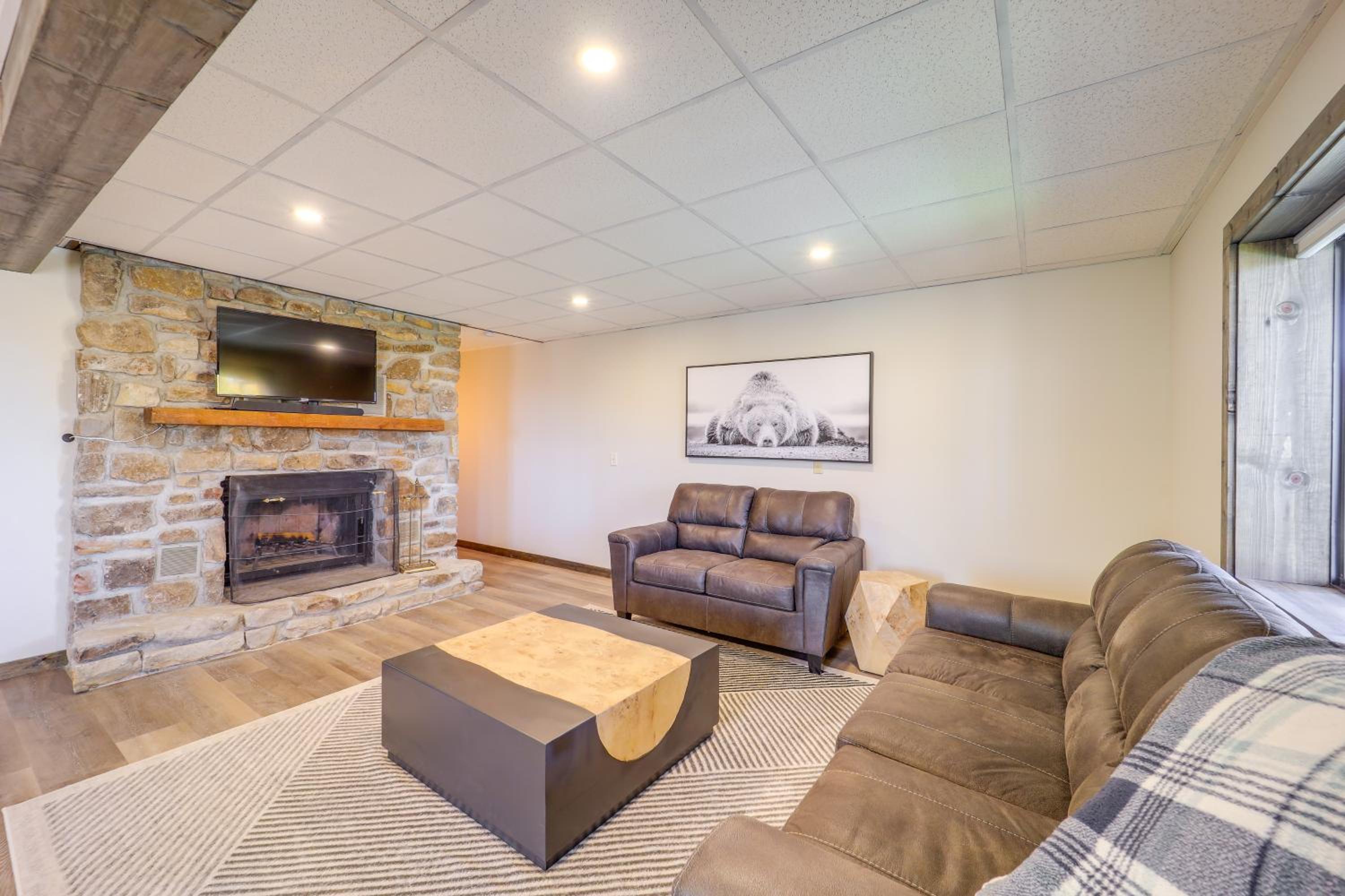 2 Mi to Beech Mtn Resort Family Home with Hot Tub!