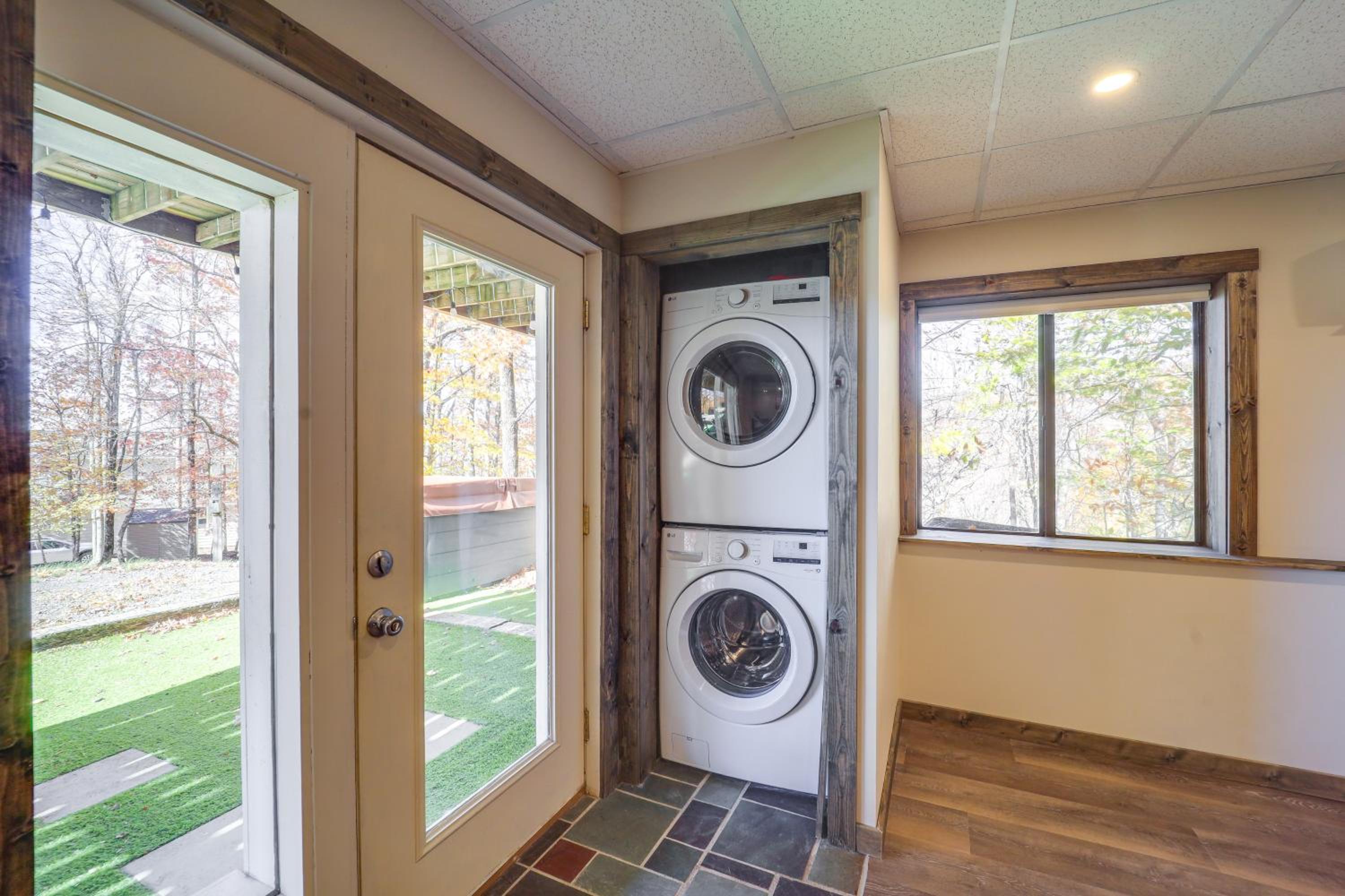 2 Mi to Beech Mtn Resort Family Home with Hot Tub!