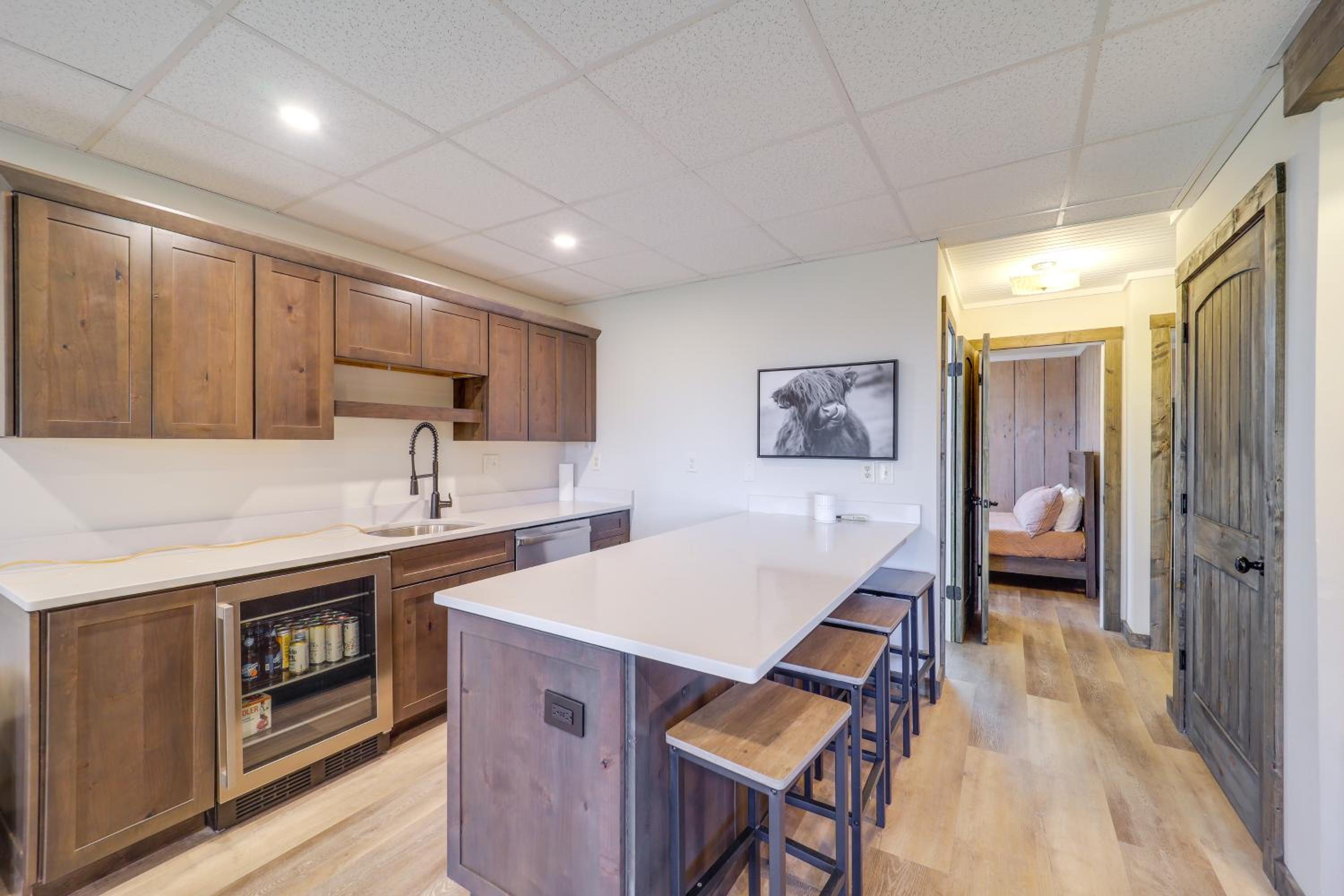 2 Mi to Beech Mtn Resort Family Home with Hot Tub!