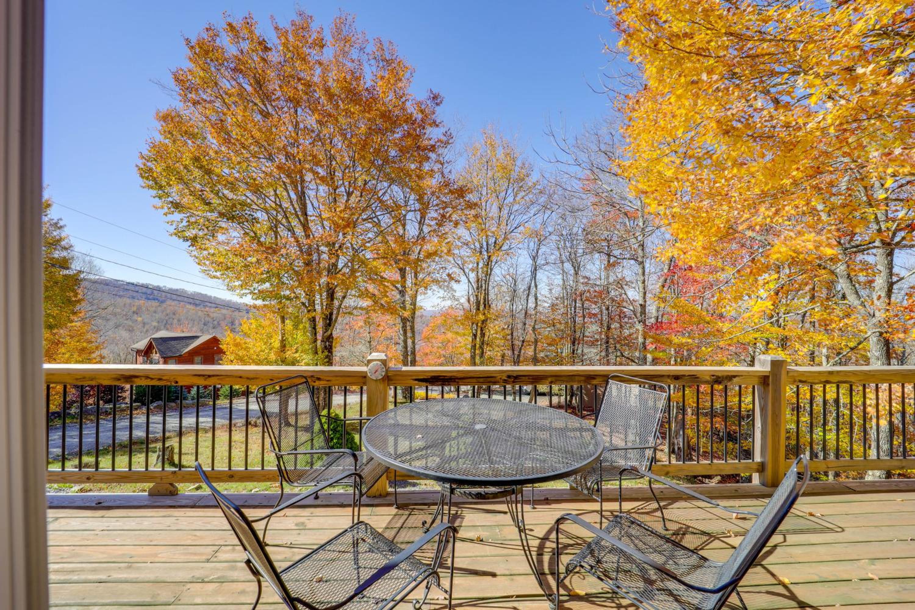 2 Mi to Beech Mtn Resort Family Home with Hot Tub!