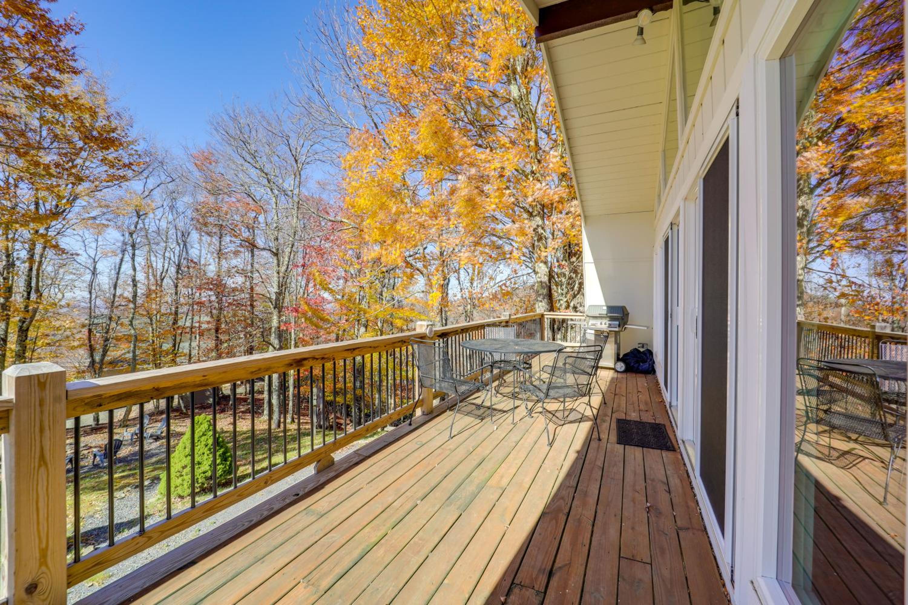 2 Mi to Beech Mtn Resort Family Home with Hot Tub!