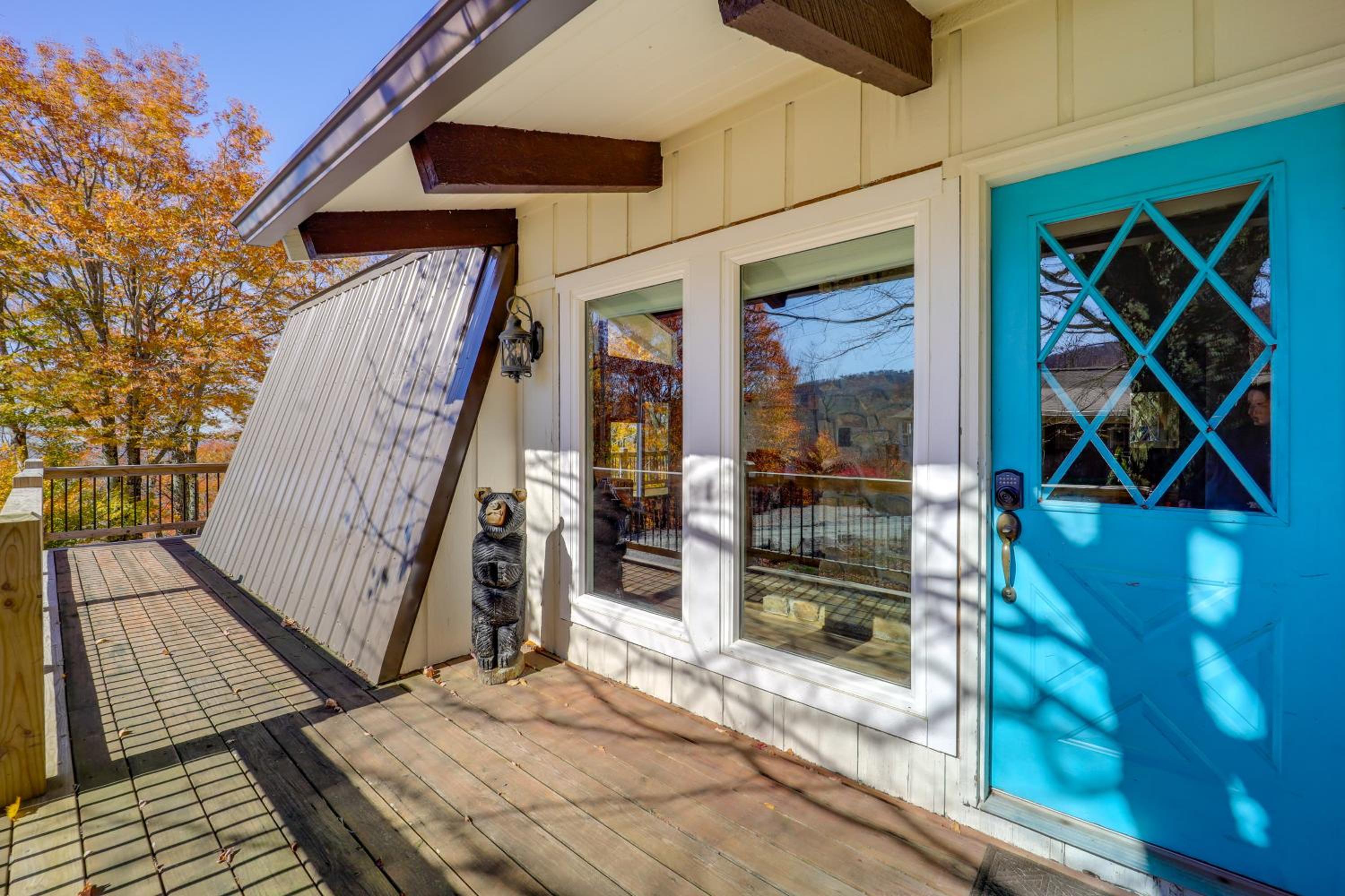 2 Mi to Beech Mtn Resort Family Home with Hot Tub!