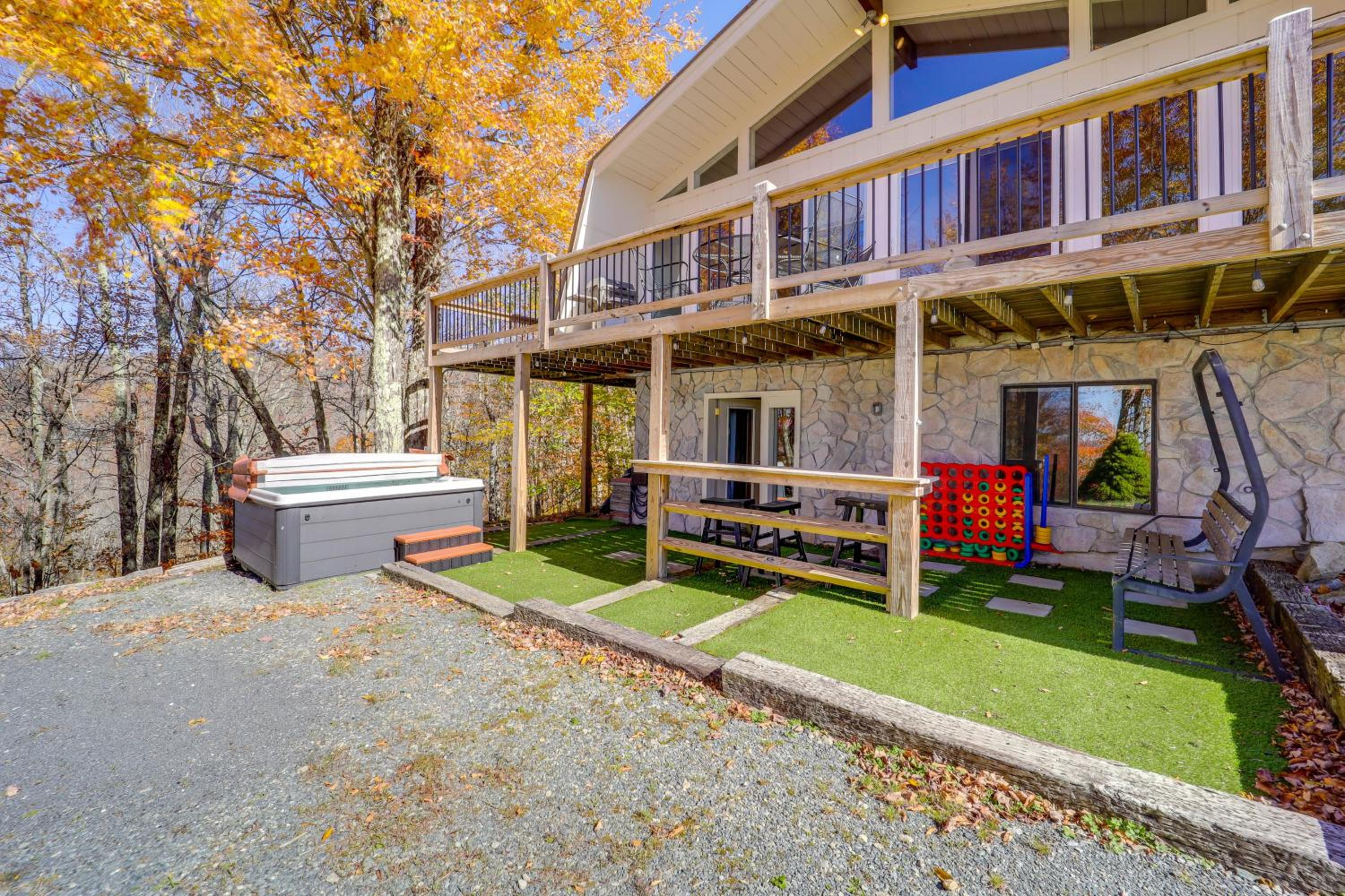 2 Mi to Beech Mtn Resort Family Home with Hot Tub!