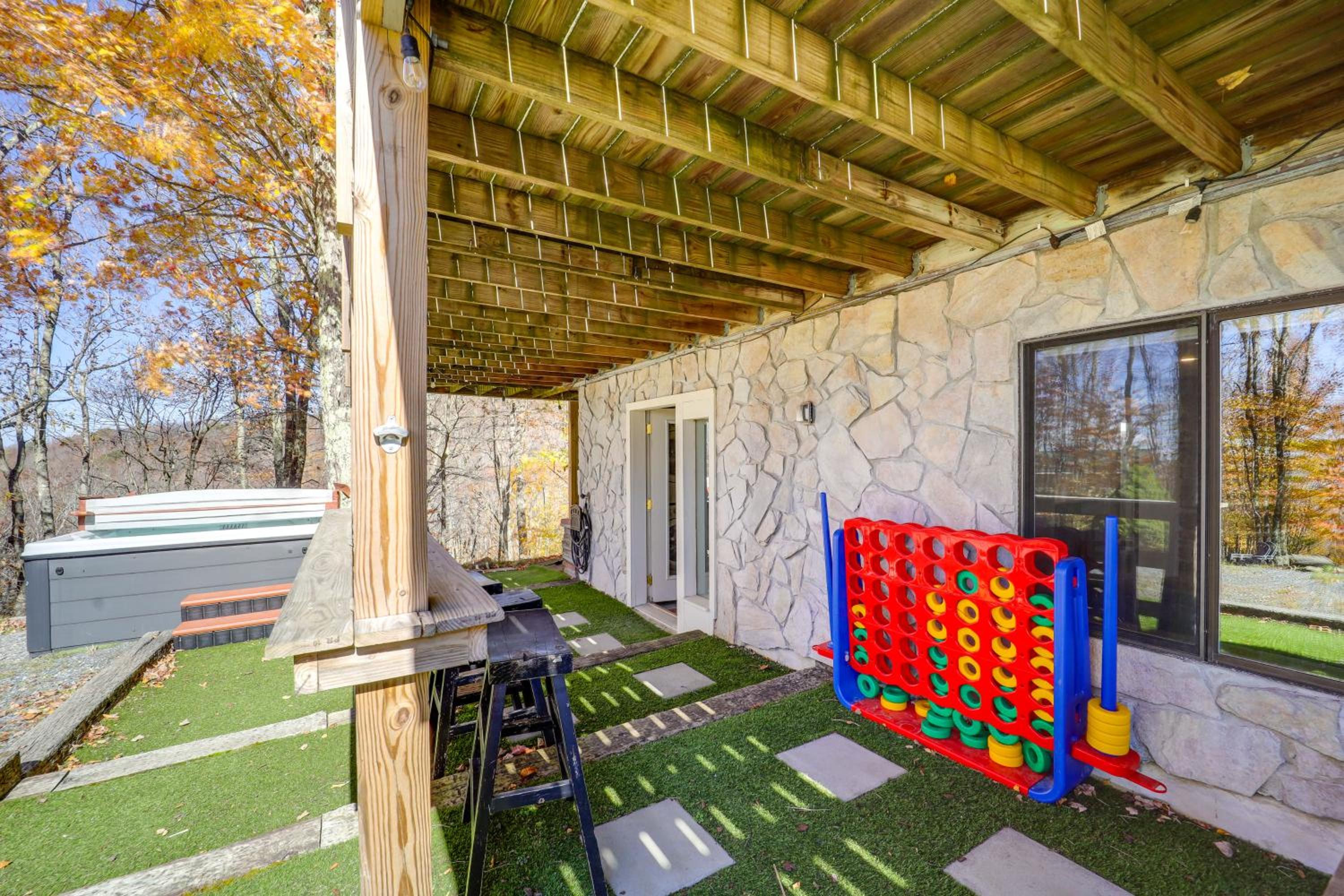 2 Mi to Beech Mtn Resort Family Home with Hot Tub!