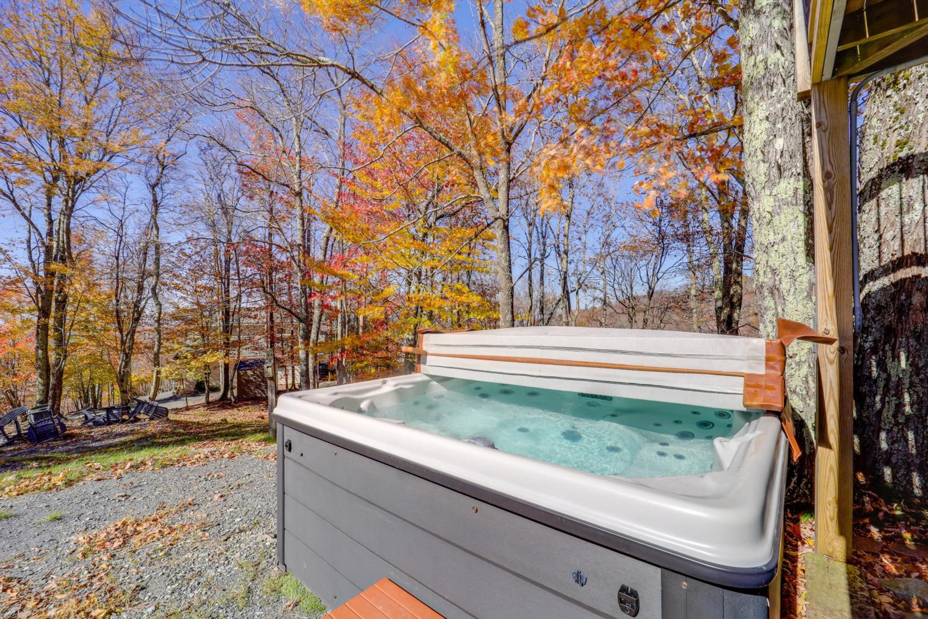 2 Mi to Beech Mtn Resort Family Home with Hot Tub!