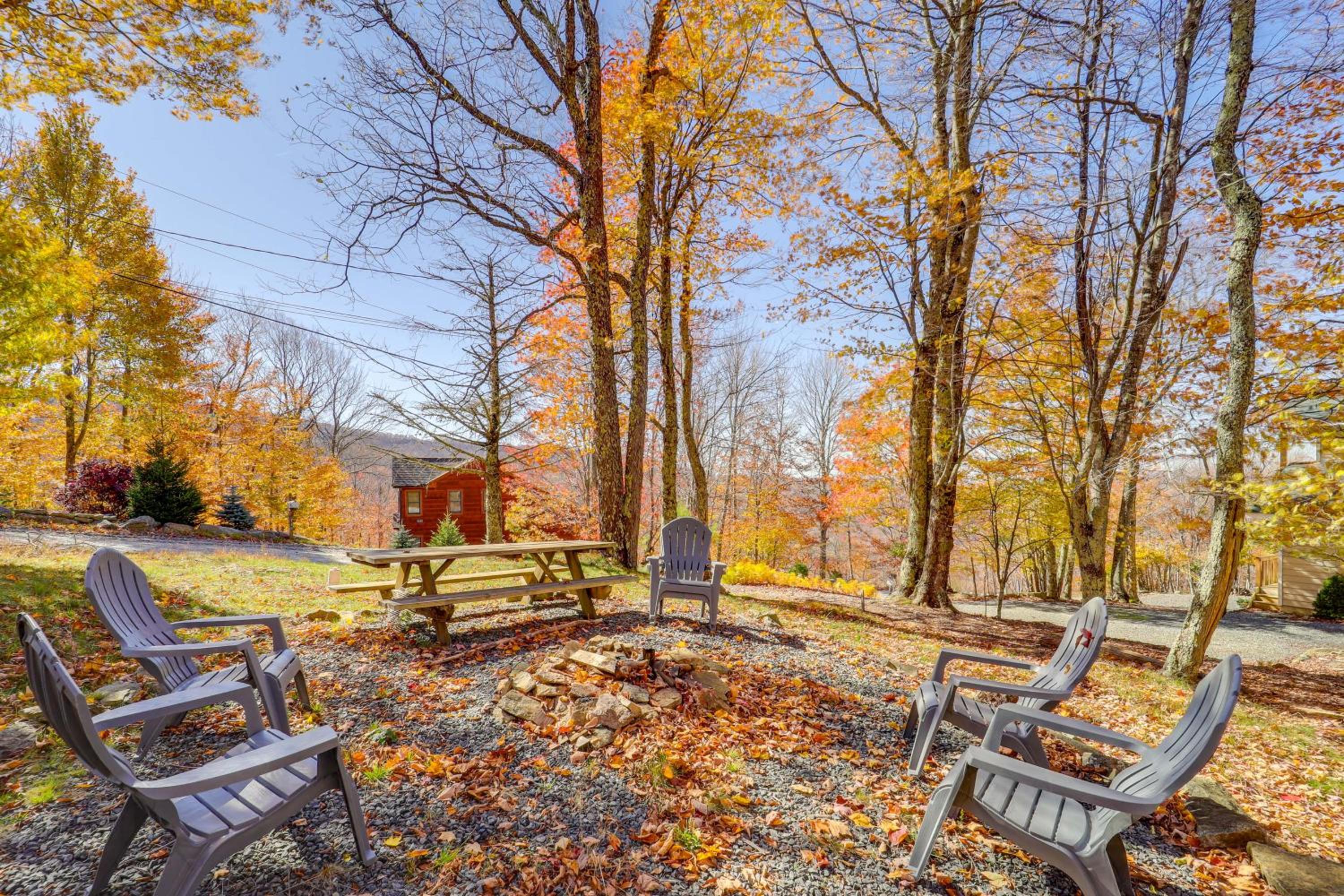 2 Mi to Beech Mtn Resort Family Home with Hot Tub!
