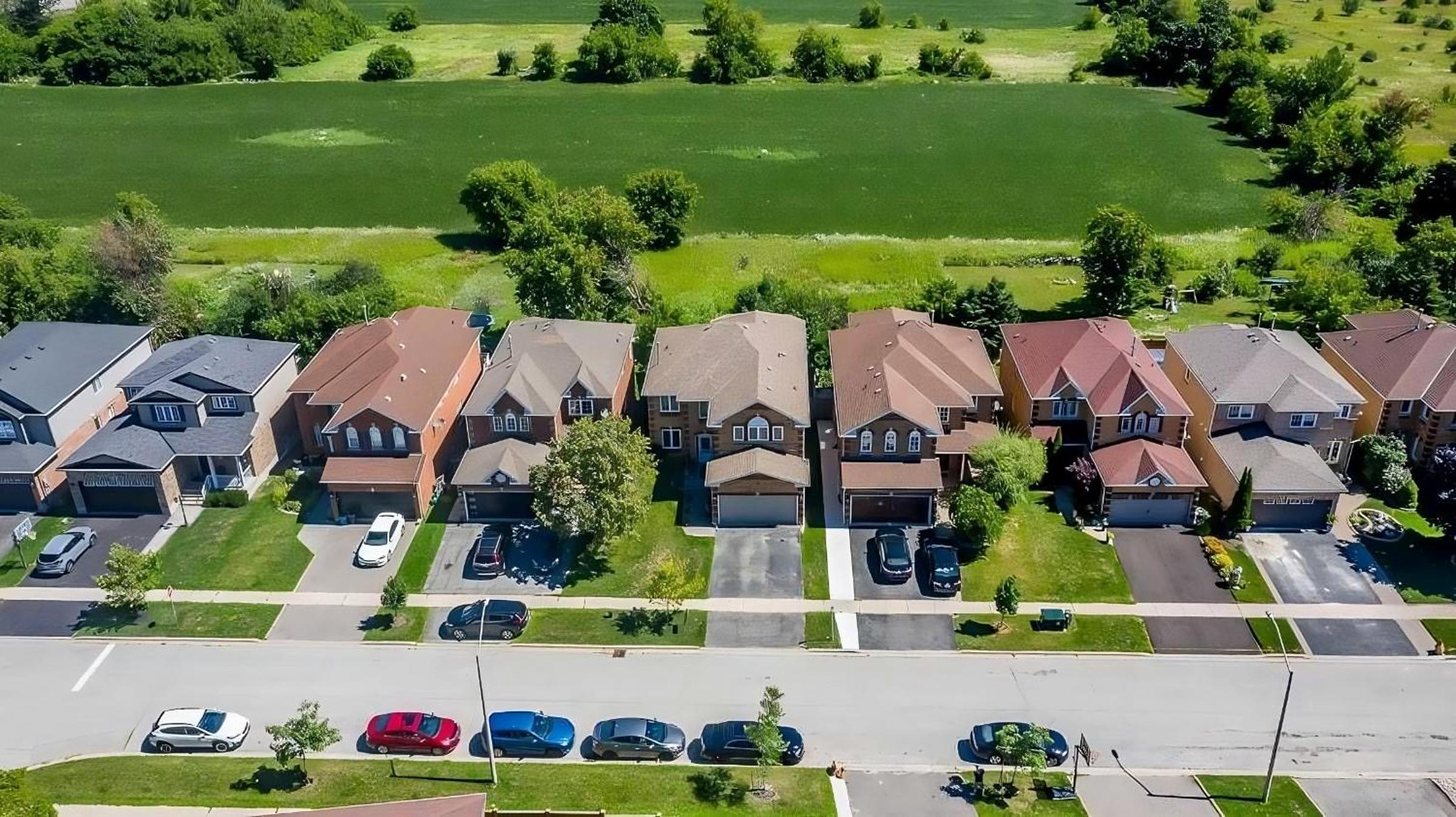Cozy & Spacious 4BR Orangeville Home with Free Parking, Laundry & Patio! 10 Min Walk to Headwaters Hospital, 5 Min Drive to Mount Alverno! Ideal for Medica
