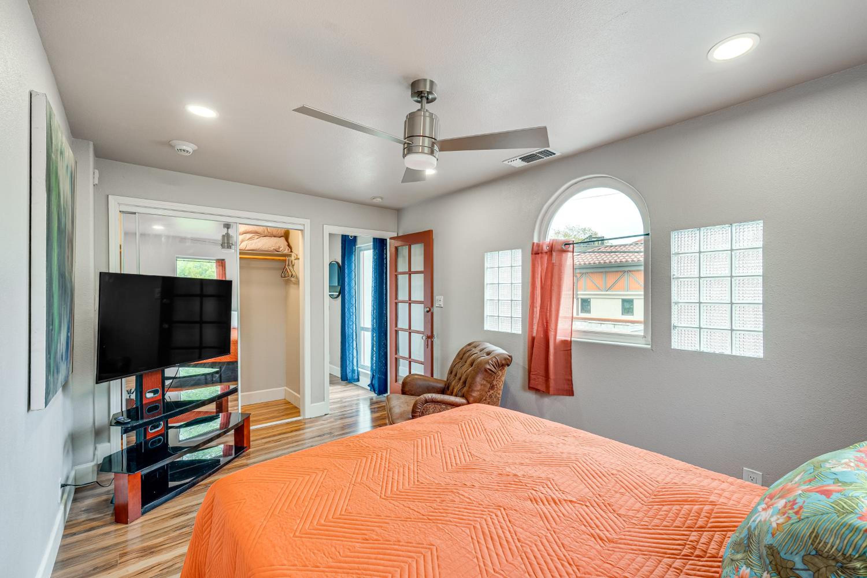 Easily Explore Fair Oaks Village! Unique Condo