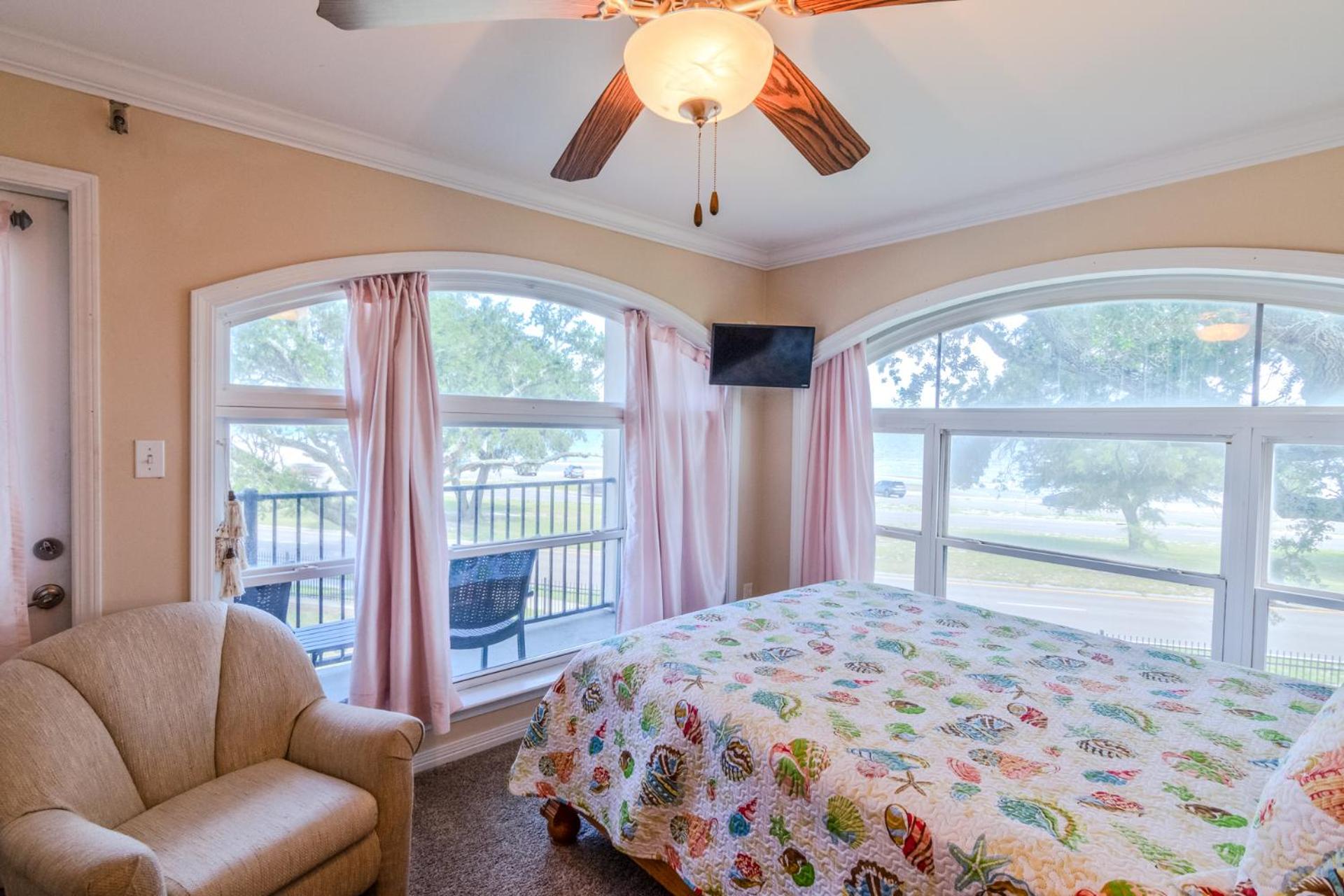 120 Beau Clair - Beachview Townhome with Balcony and Deck in Long Beach