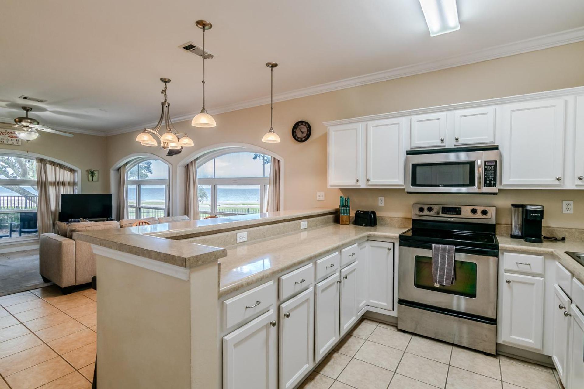 120 Beau Clair - Beachview Townhome with Balcony and Deck in Long Beach