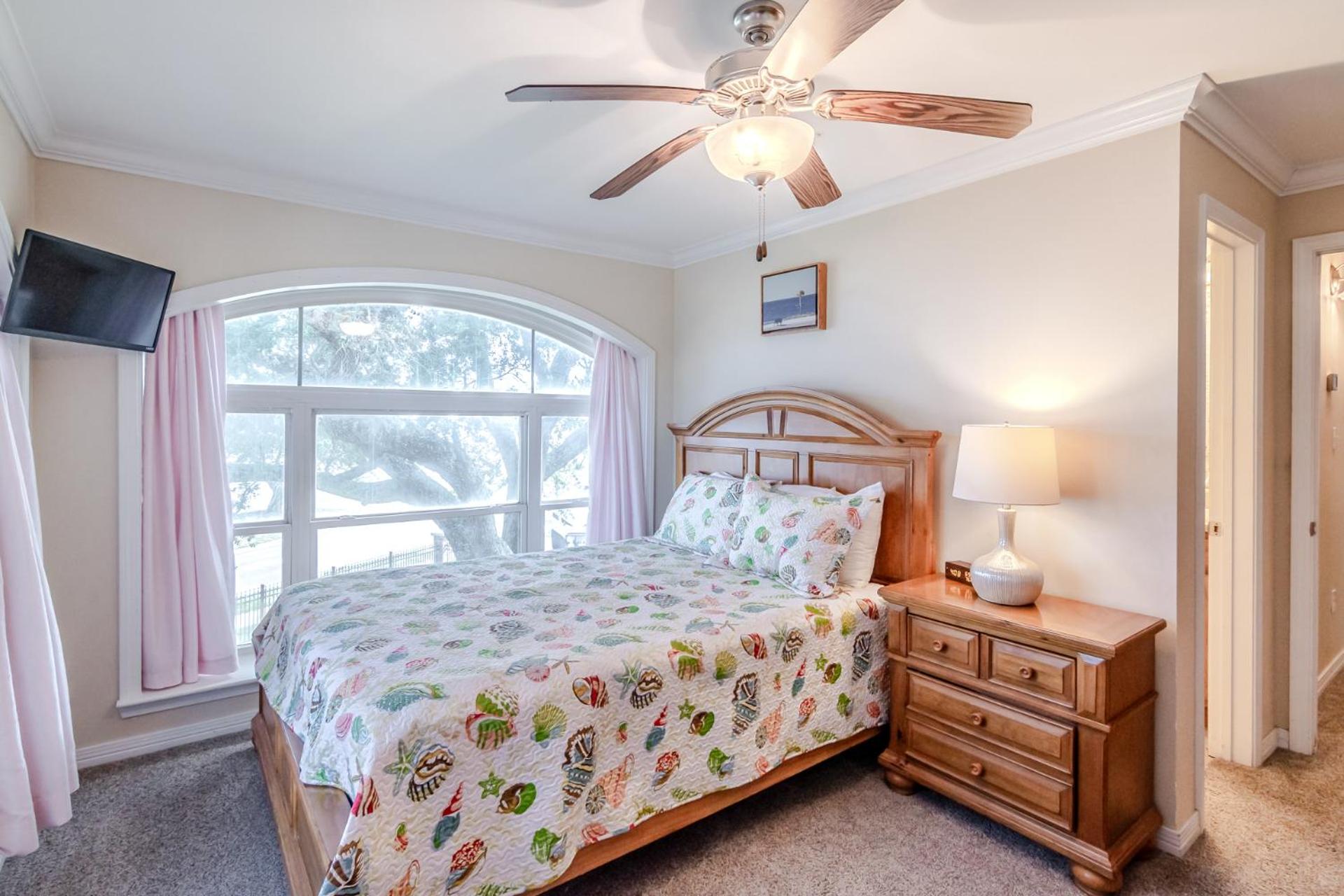 120 Beau Clair - Beachview Townhome with Balcony and Deck in Long Beach