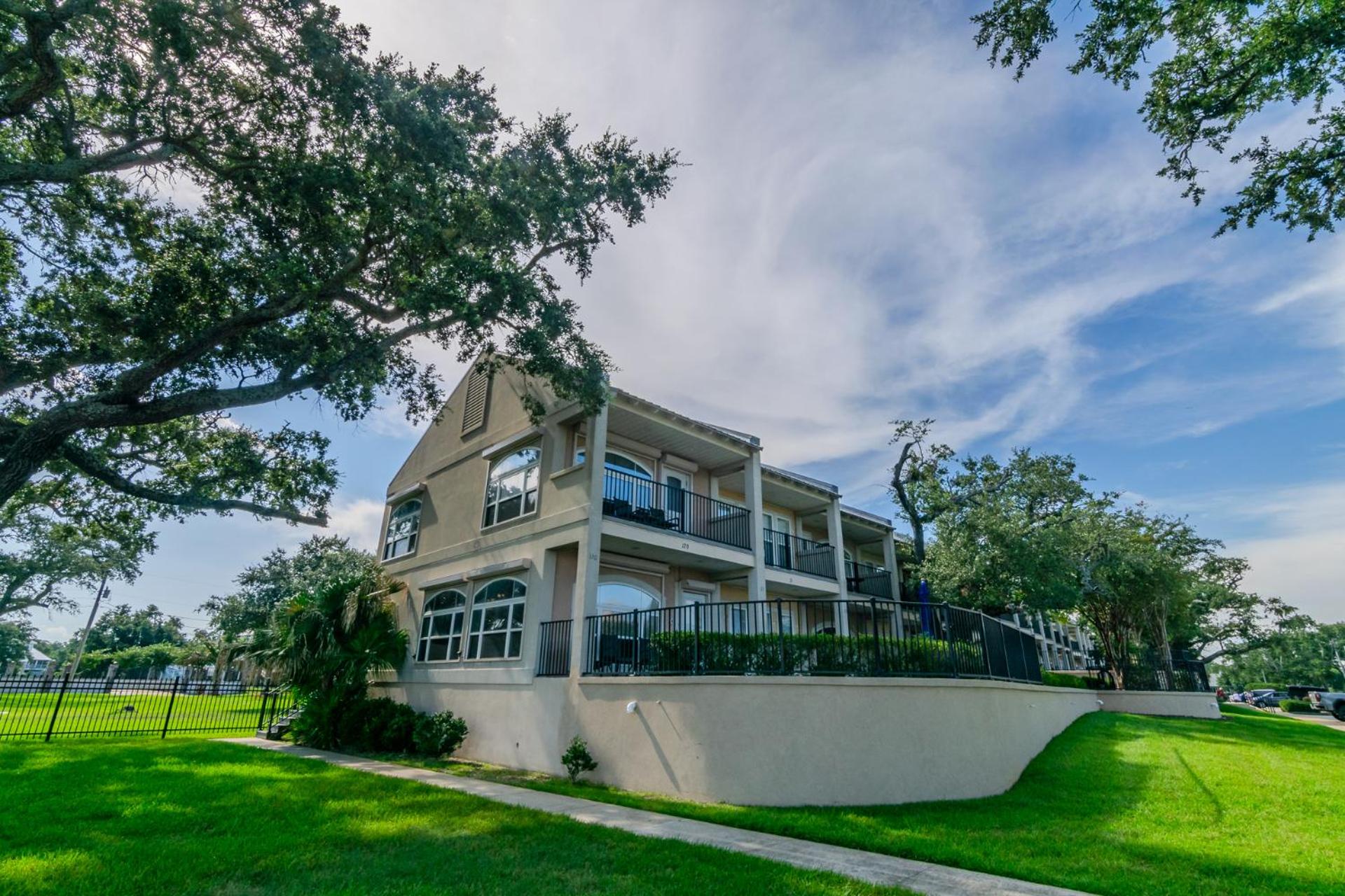 120 Beau Clair - Beachview Townhome with Balcony and Deck in Long Beach