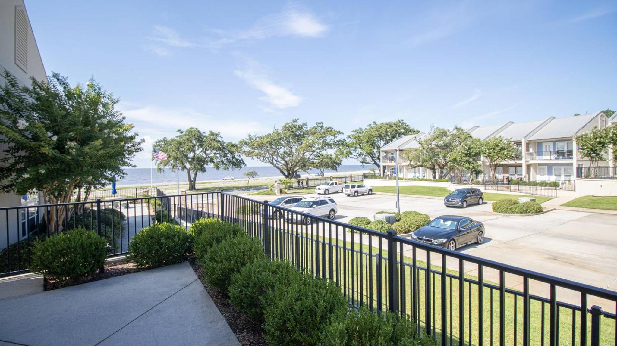 148 Beau Clair - Beachside Townhome with Pool in Long Beach