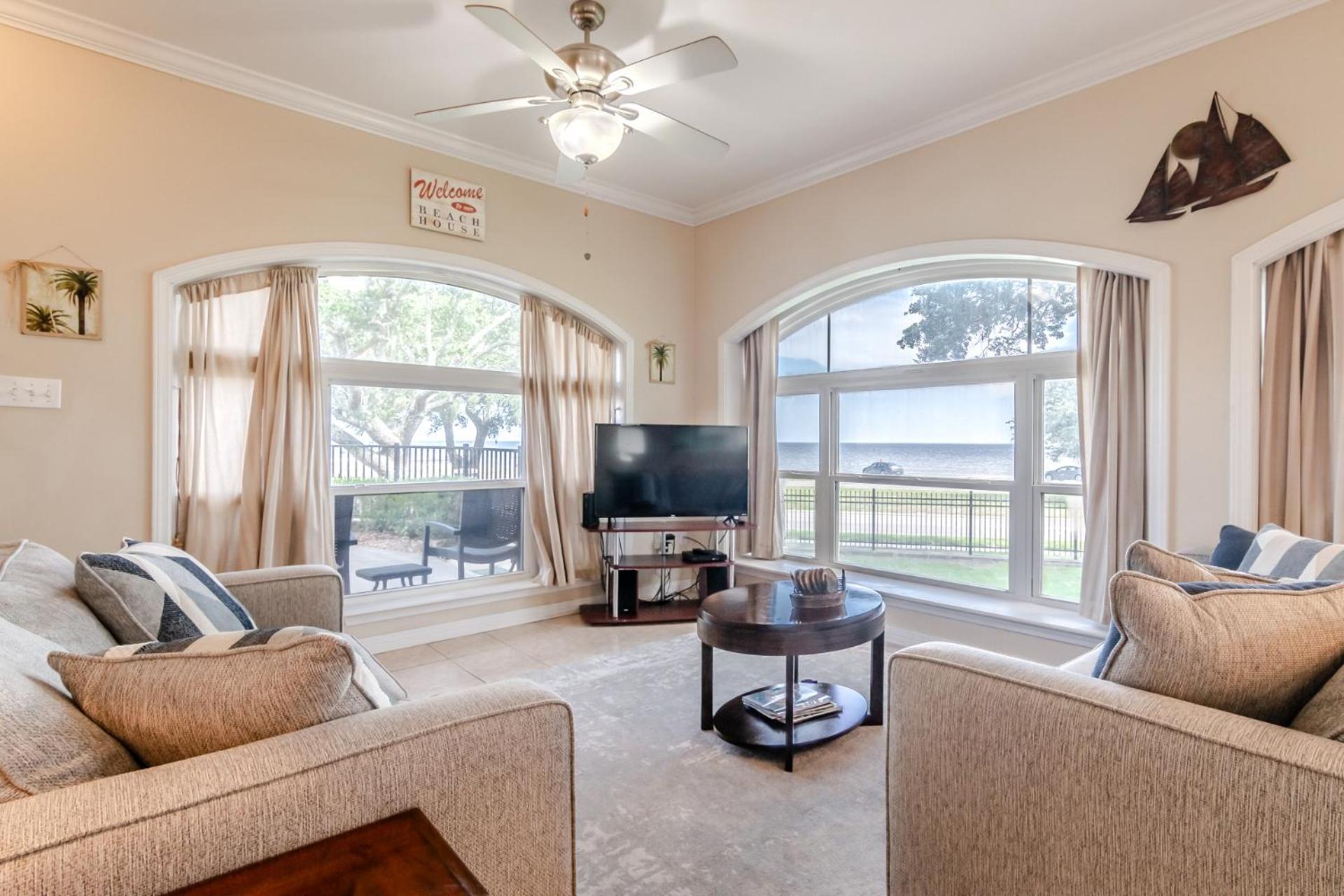 120 Beau Clair - Beachview Townhome with Balcony and Deck in Long Beach
