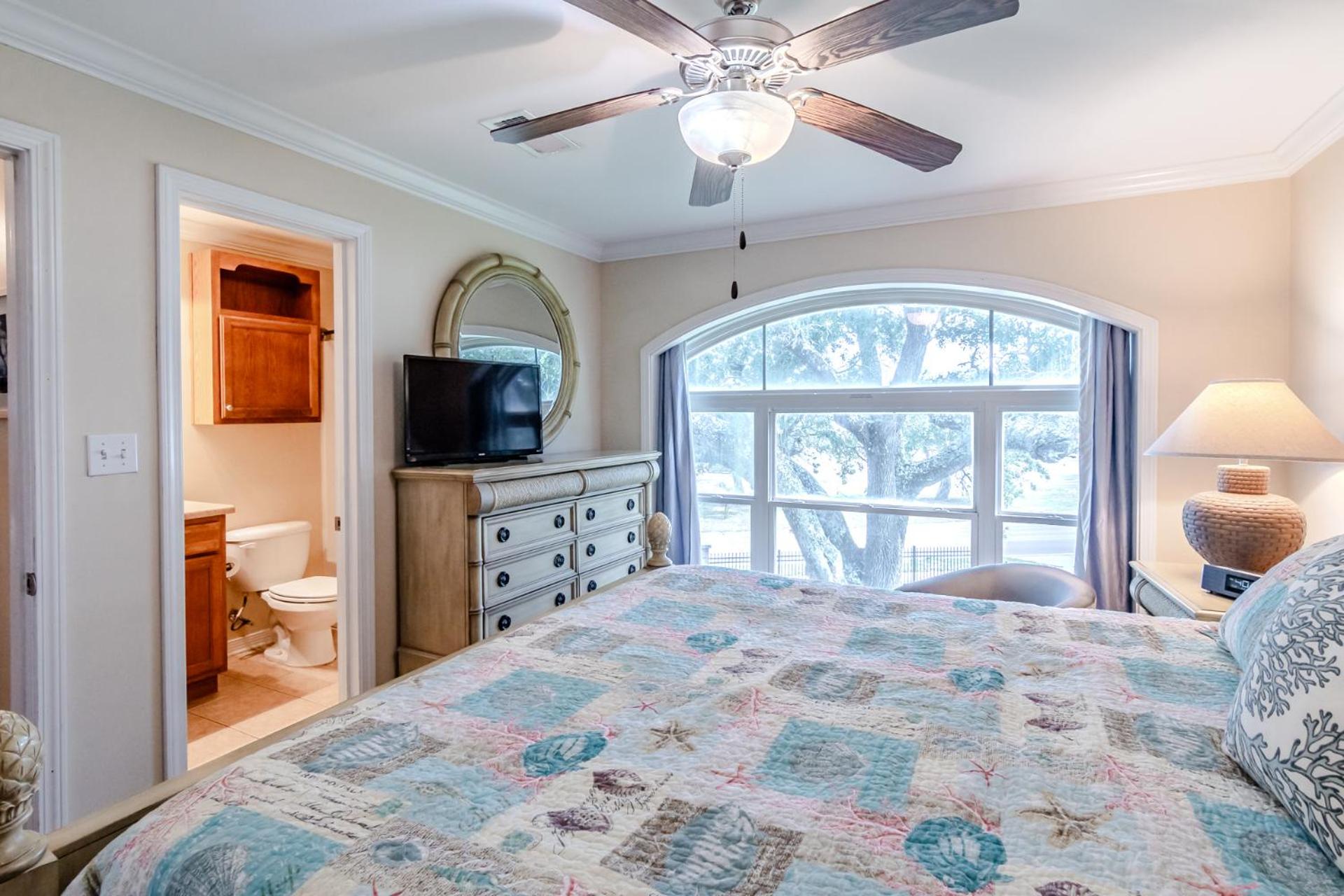 120 Beau Clair - Beachview Townhome with Balcony and Deck in Long Beach