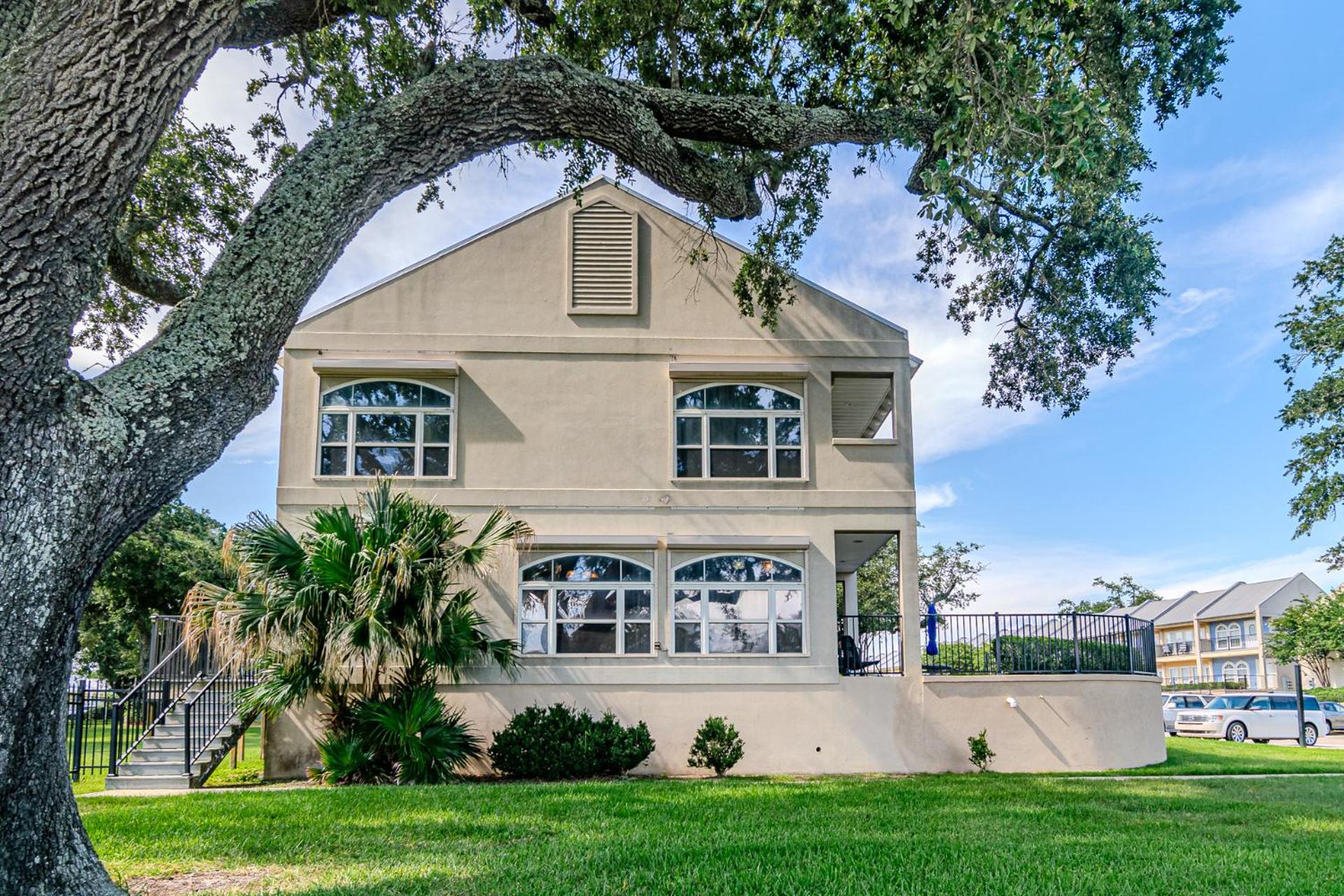 120 Beau Clair - Beachview Townhome with Balcony and Deck in Long Beach