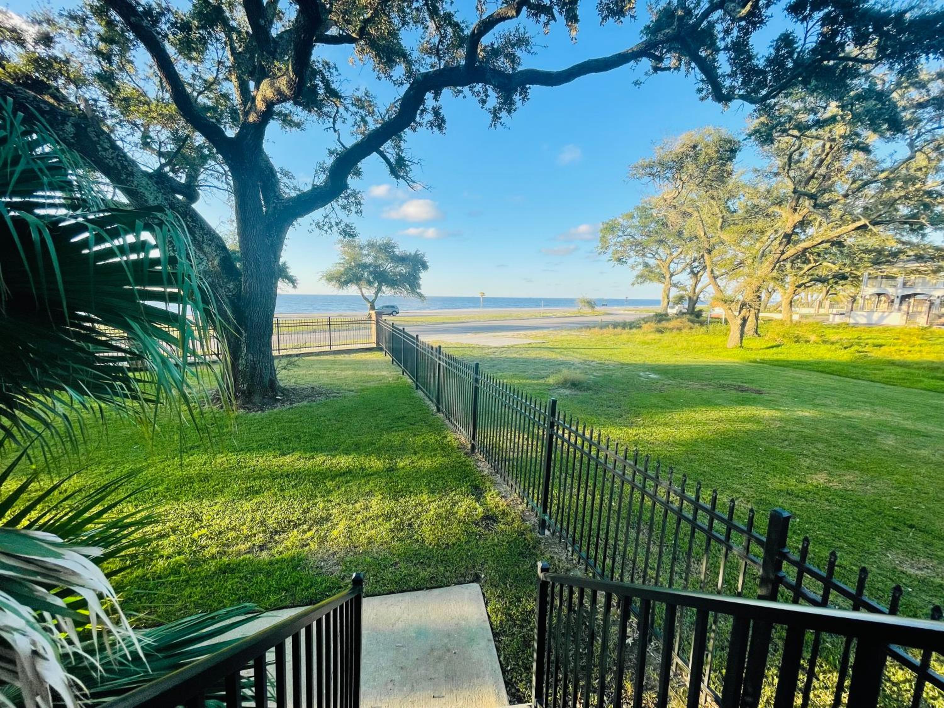 120 Beau Clair - Beachview Townhome with Balcony and Deck in Long Beach
