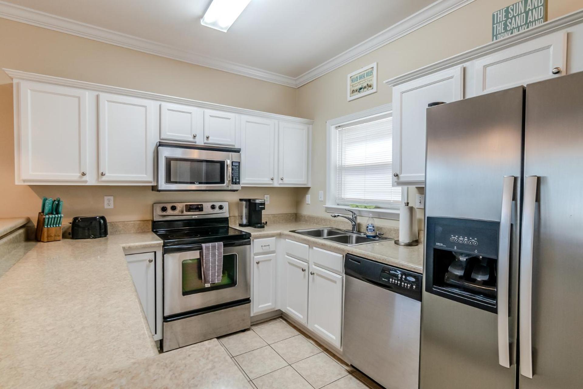 120 Beau Clair - Beachview Townhome with Balcony and Deck in Long Beach