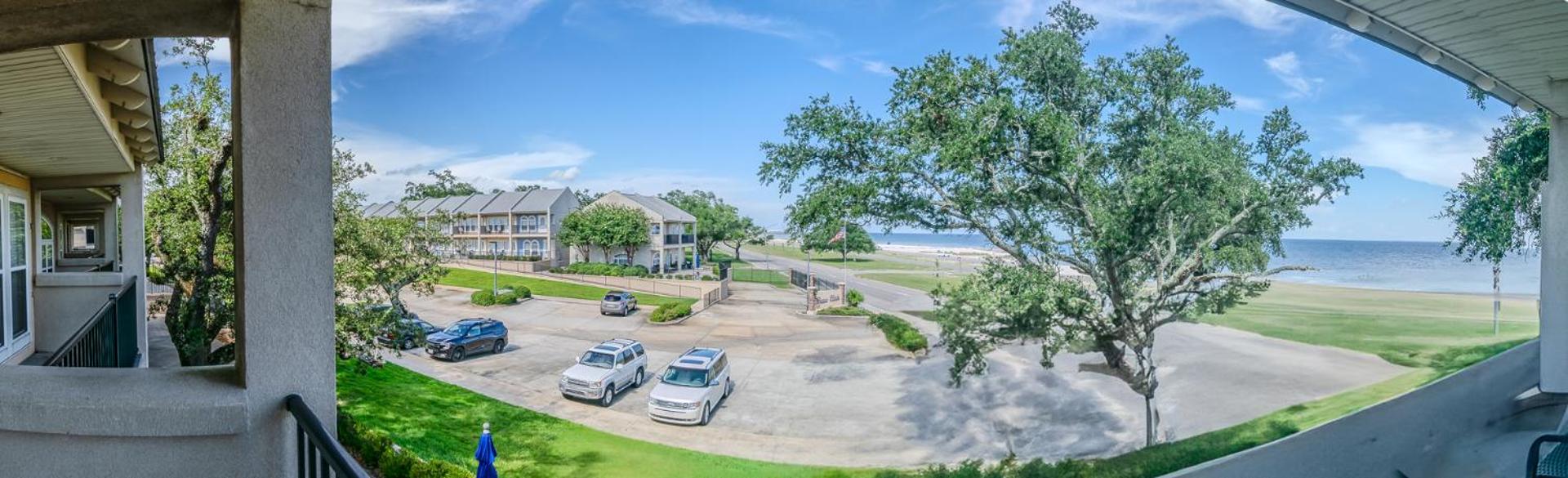 120 Beau Clair - Beachview Townhome with Balcony and Deck in Long Beach