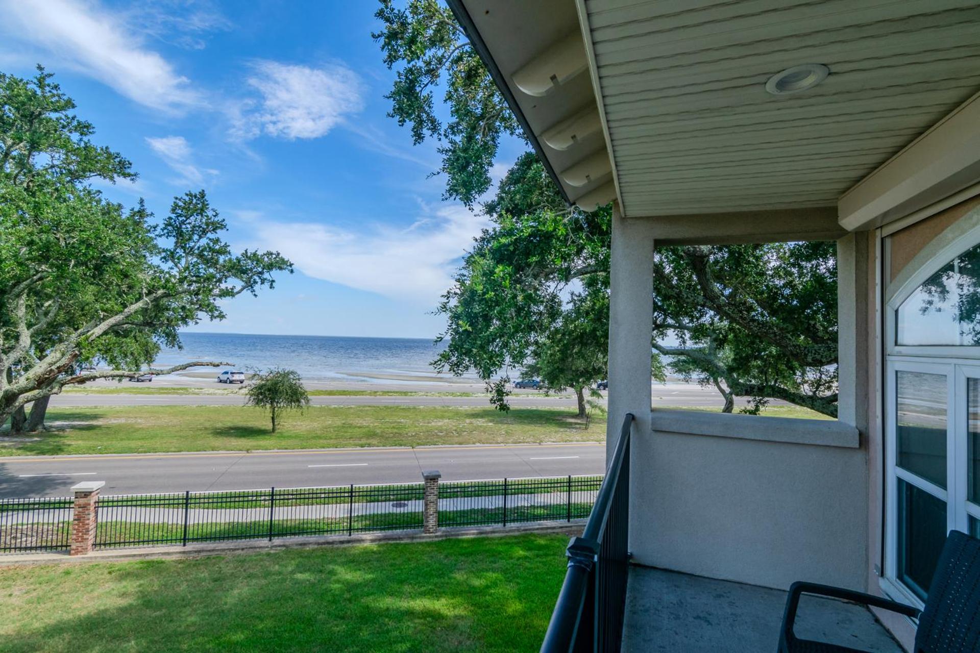 120 Beau Clair - Beachview Townhome with Balcony and Deck in Long Beach