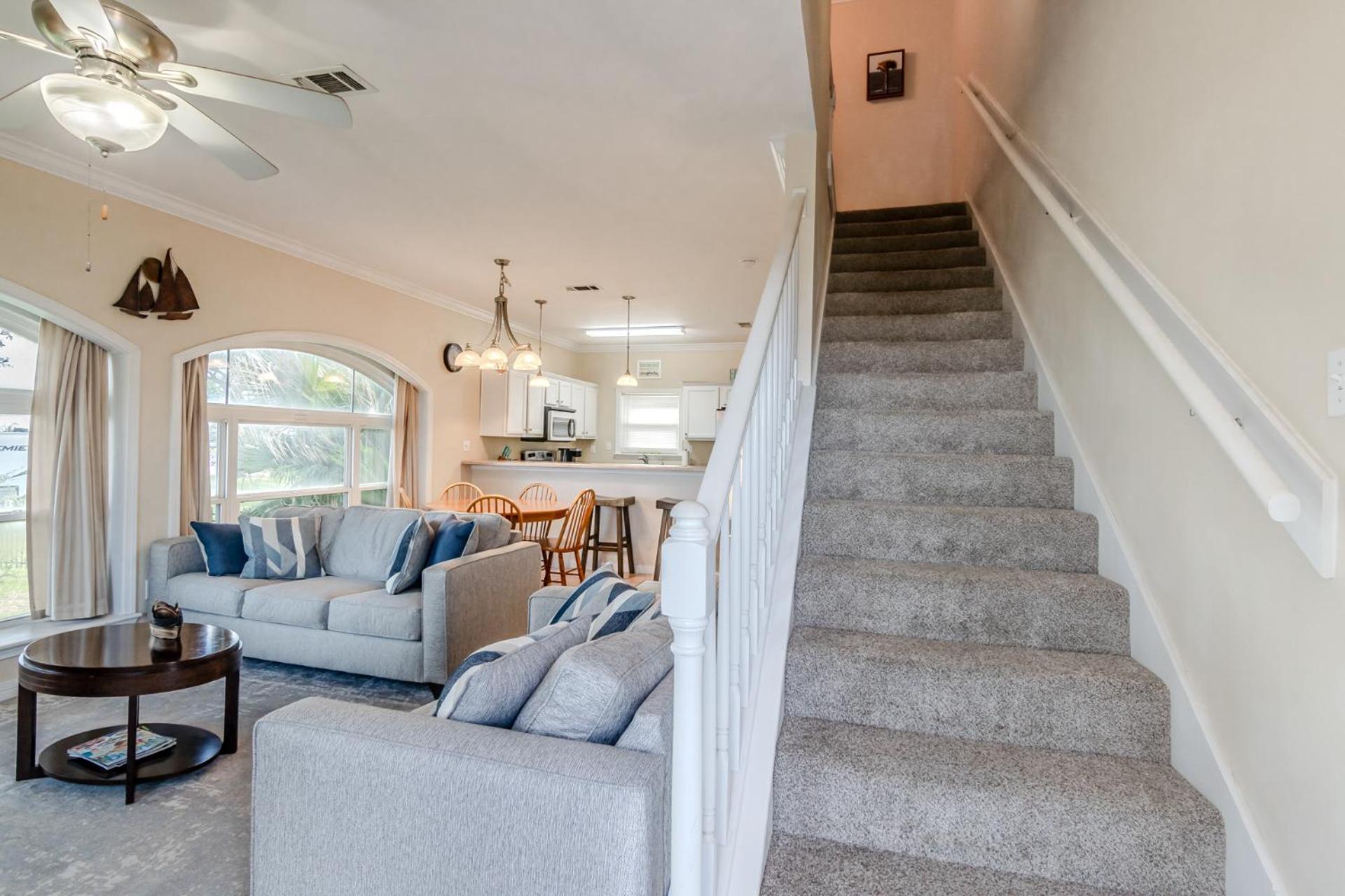 120 Beau Clair - Beachview Townhome with Balcony and Deck in Long Beach
