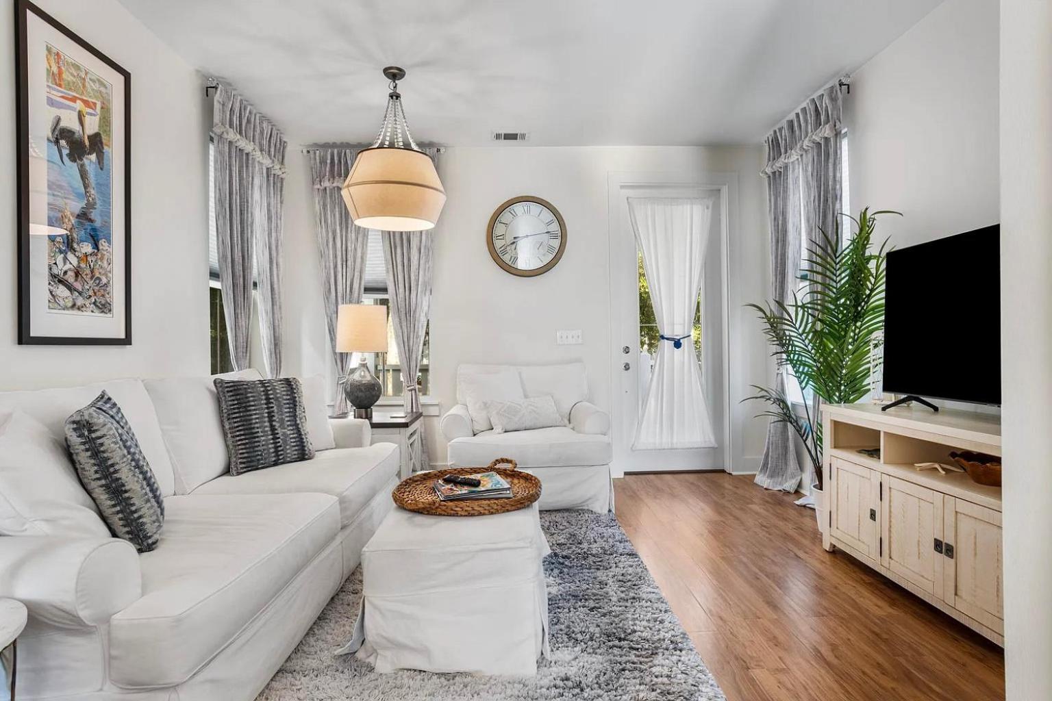 Pelican Cove Cottage located Downtown Ocean Springs