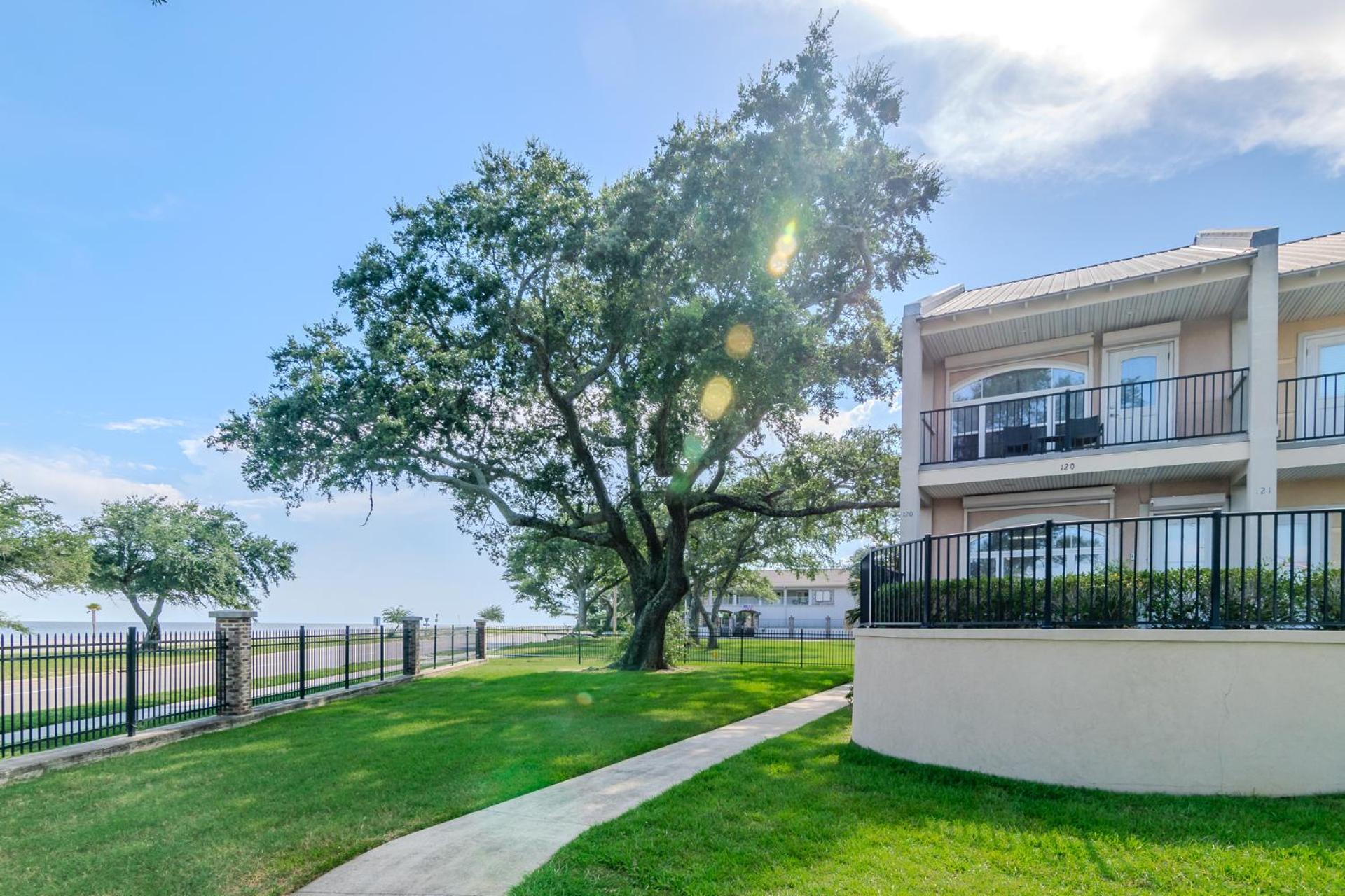 120 Beau Clair - Beachview Townhome with Balcony and Deck in Long Beach