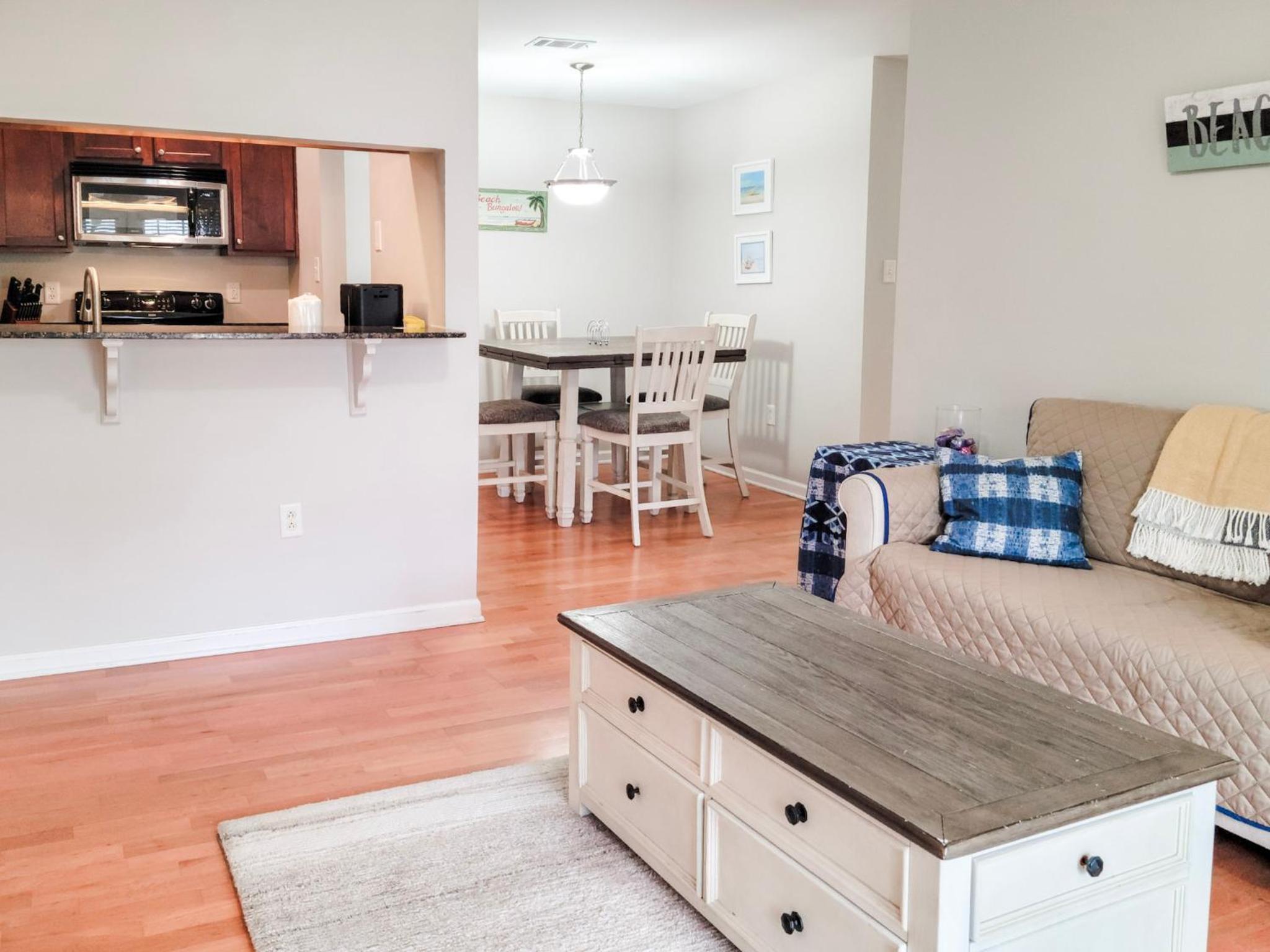 Cozy 2 bedroom, 2 bathroom condo located at Harbor Landing!