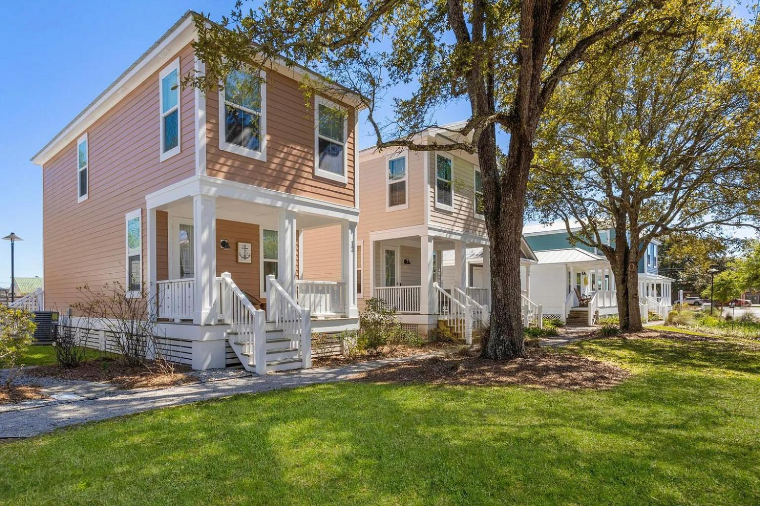 Pelican Cove Cottage located Downtown Ocean Springs