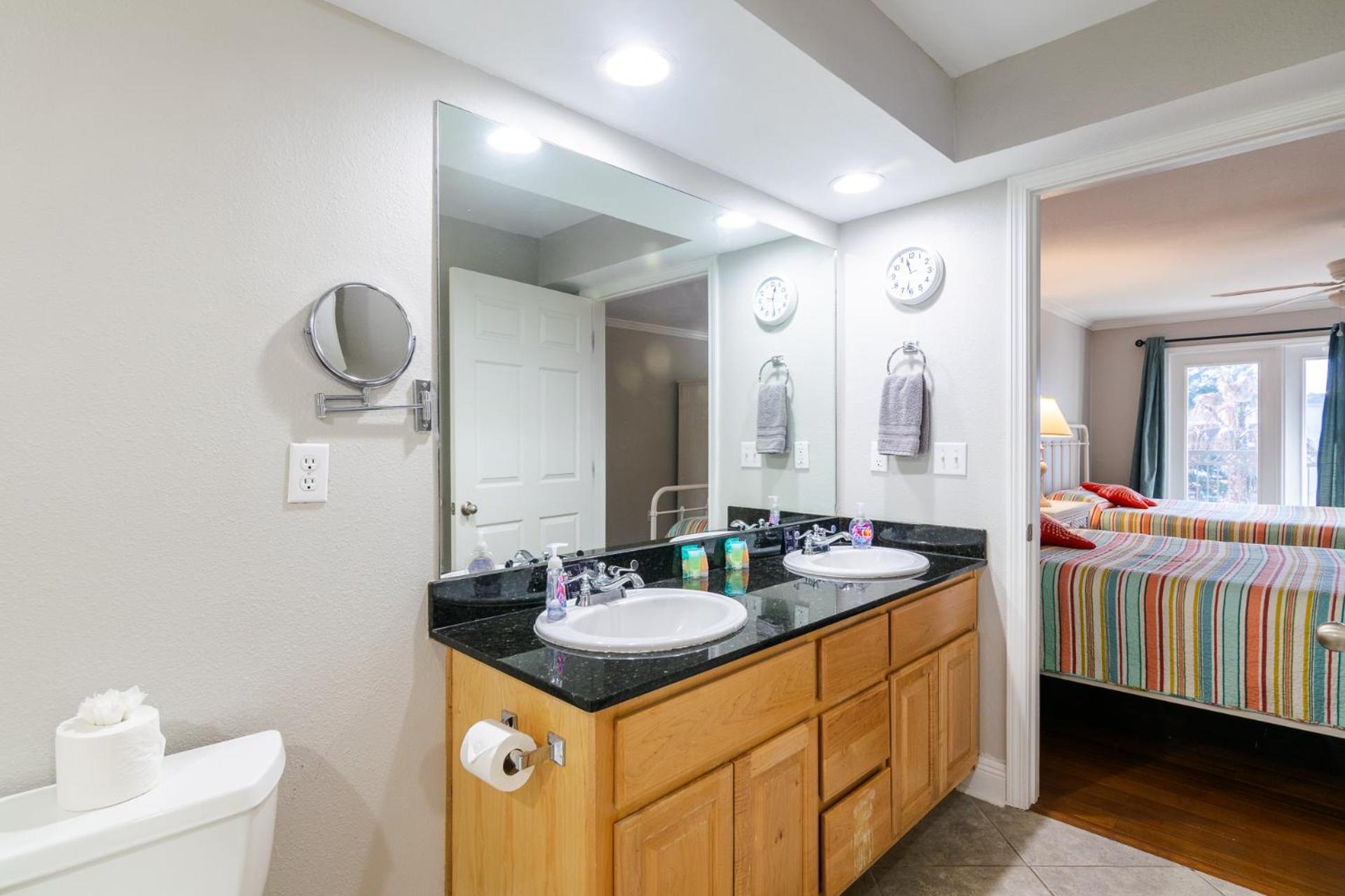 Cozy 2 bed 2 bath condo at the beachside Ocean Club Villas
