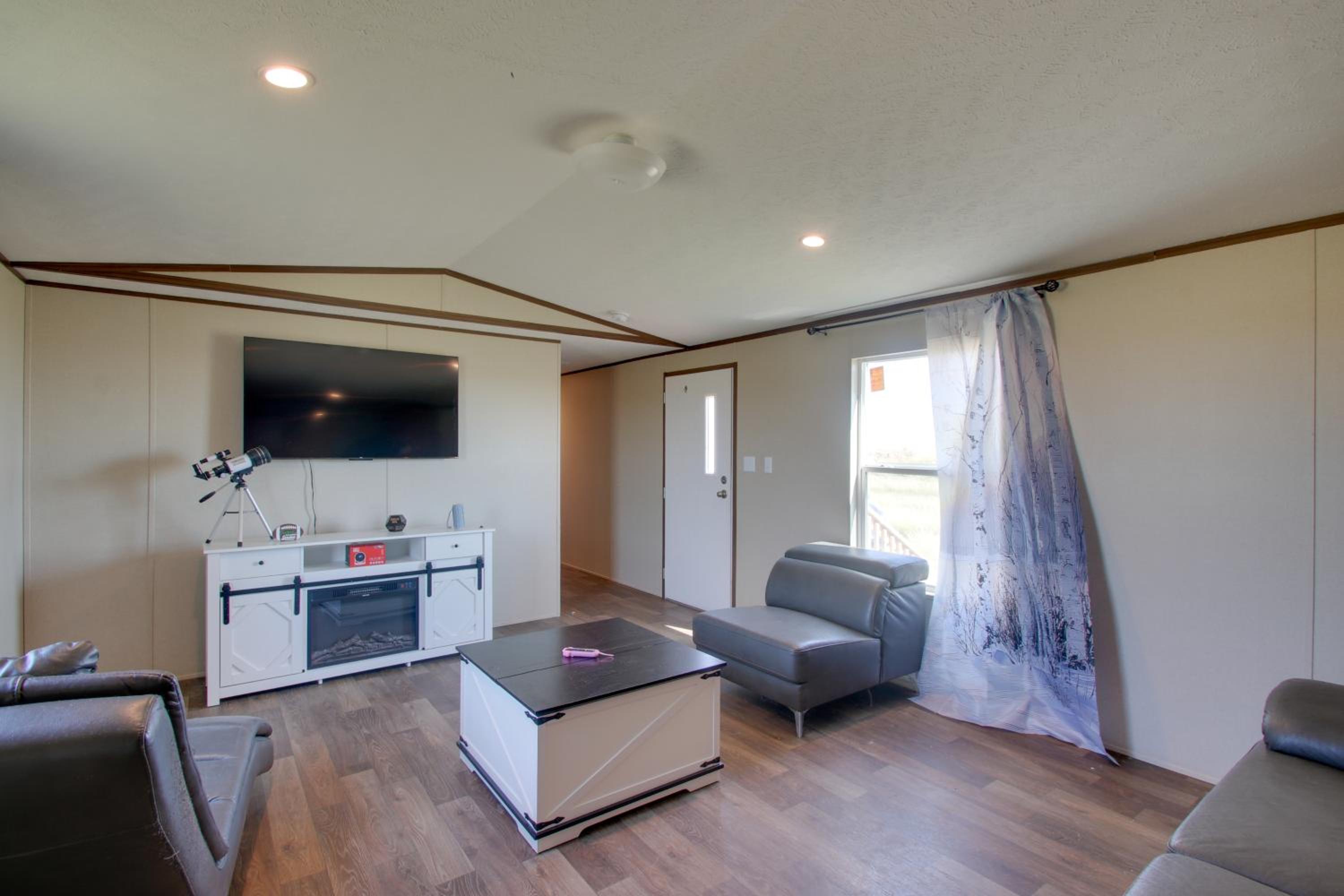 Secluded El Reno Retreat w/ Private Fishing Lake!