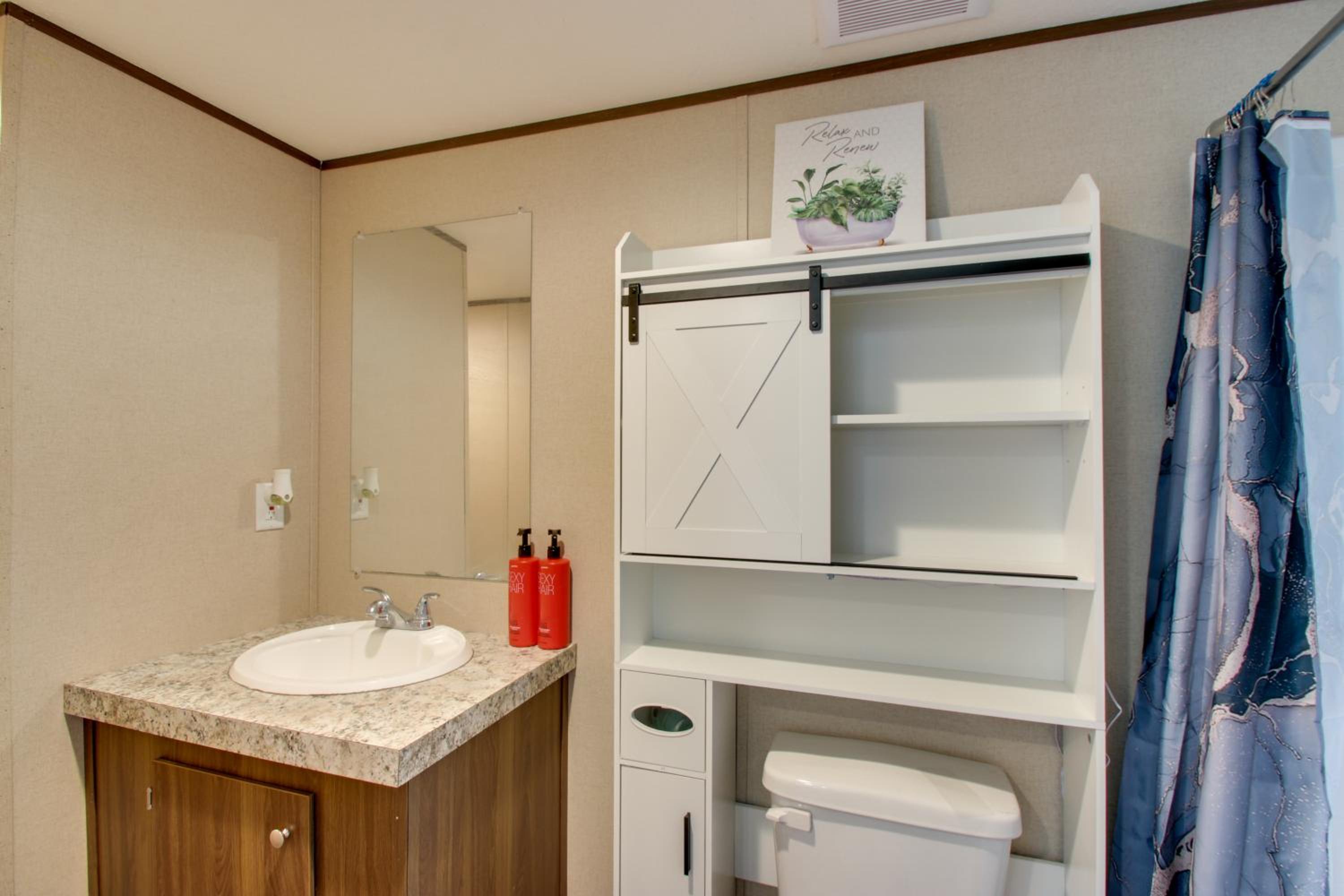 Secluded El Reno Retreat w/ Private Fishing Lake!
