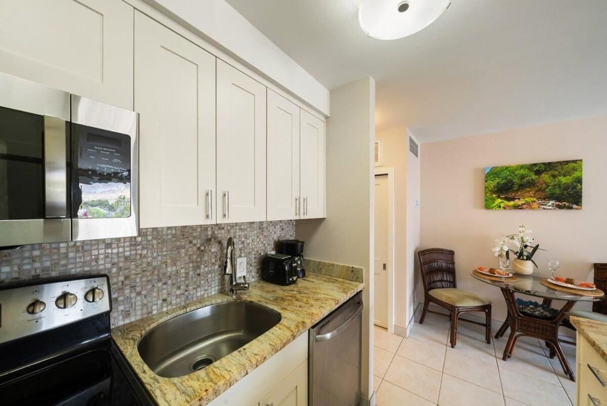 Lahaina Shores 306 · LS 306 Dream Maui Studio by the Beach Pool