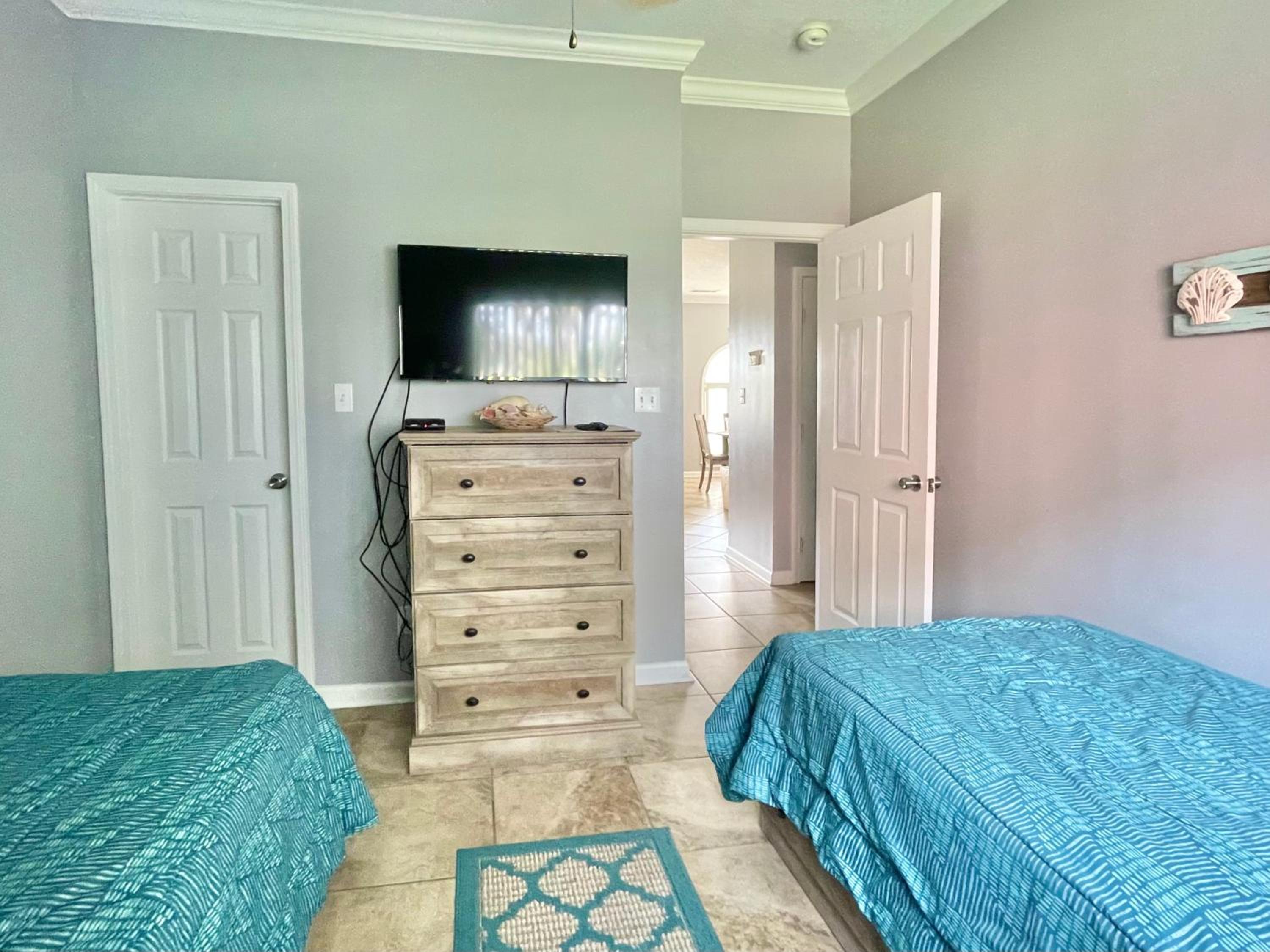 146 Beau Clair - Beachside Townhome with Pool in Long Beach