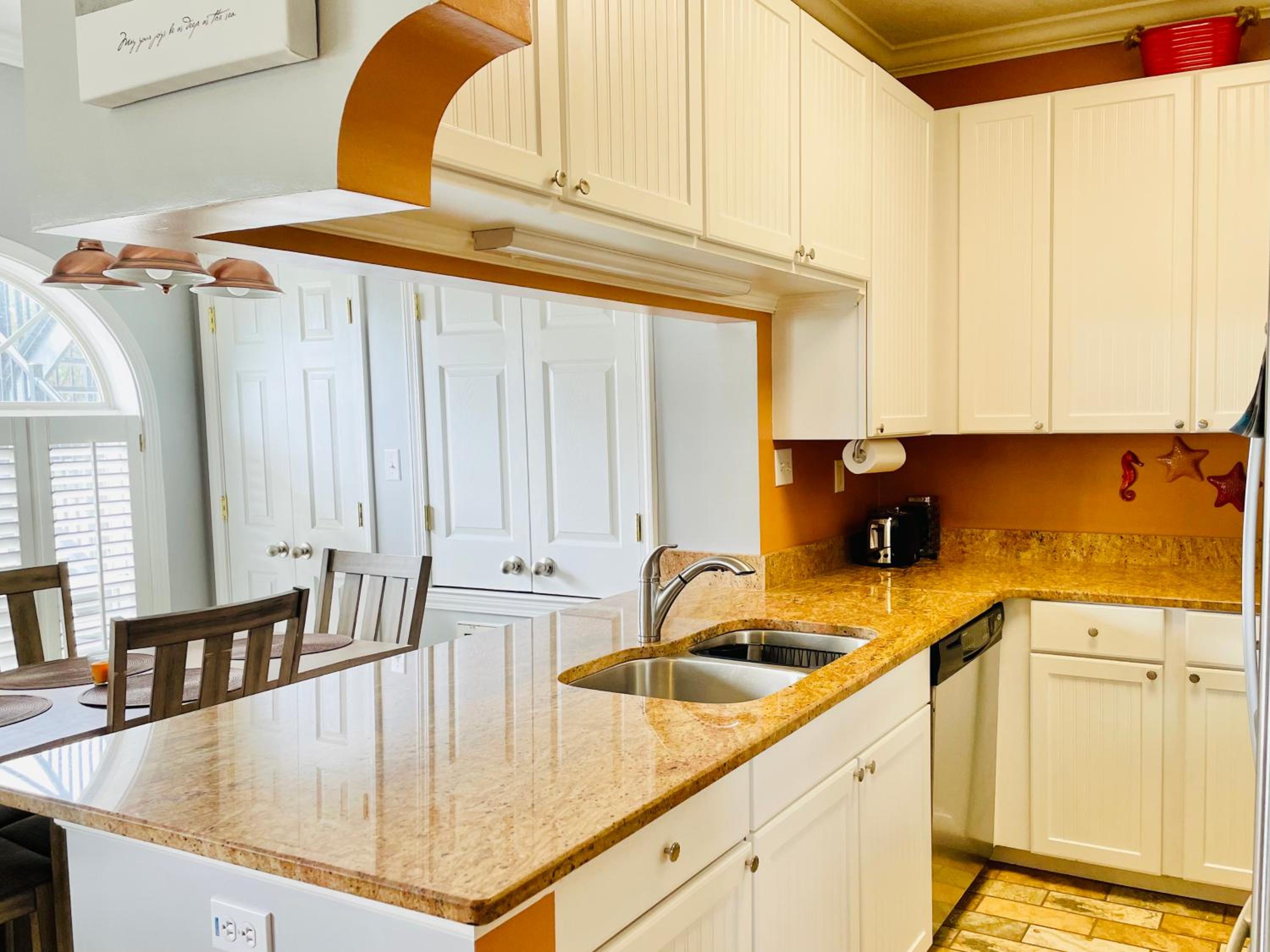 146 Beau Clair - Beachside Townhome with Pool in Long Beach