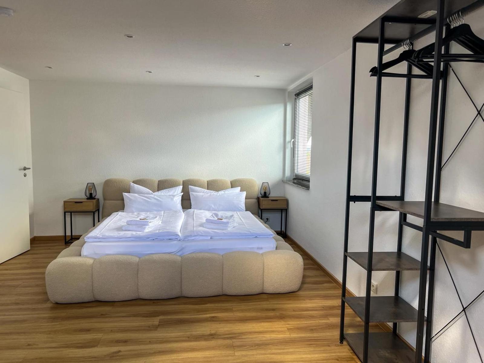 MaMa-Apartments - Netflix, Balkon, Arbeitsplatz, WIFI, Waschmaschine, familienfreundlich, kostenloser Parkplatz - 125 qm