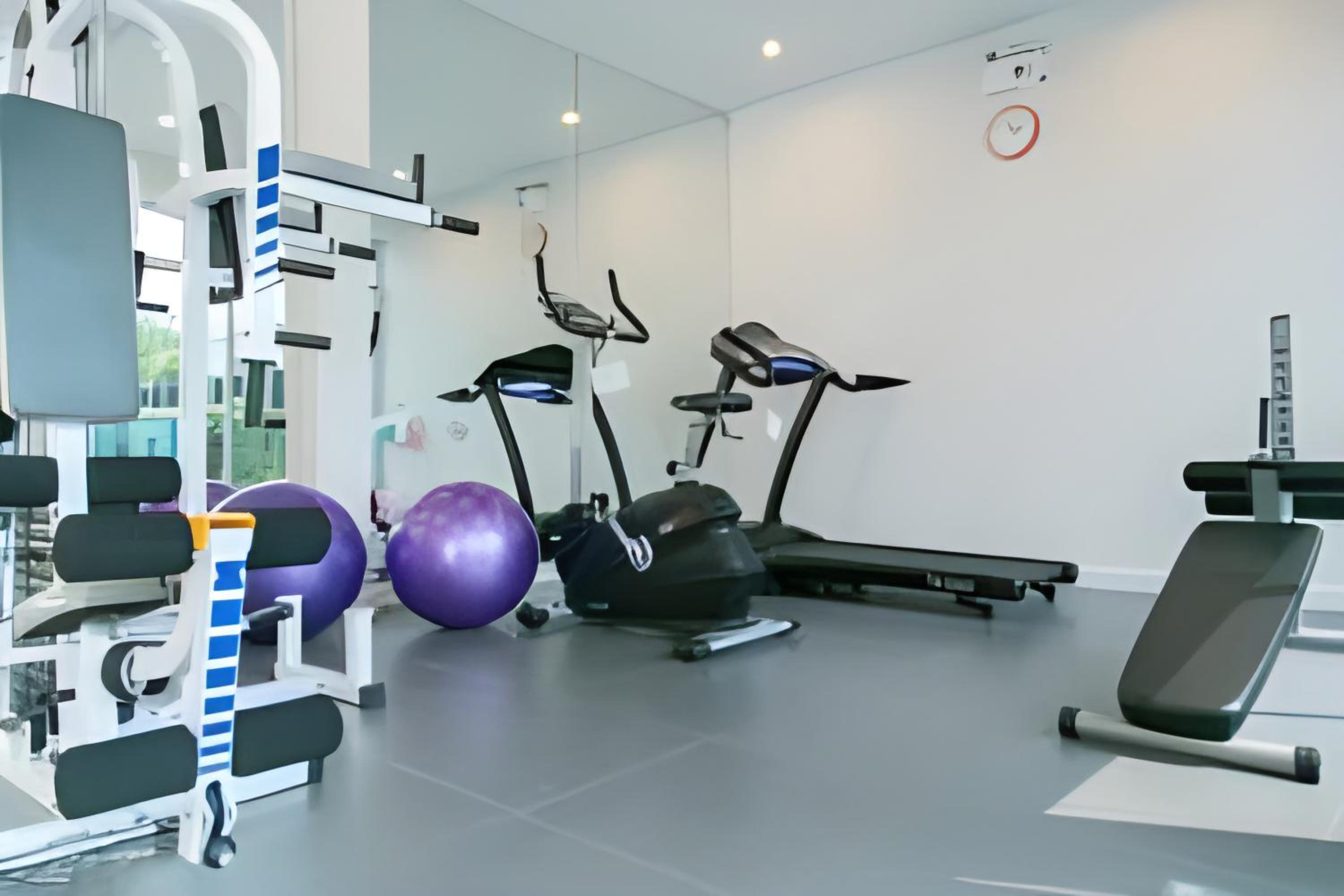 Minimalist Oasis - Monthly Stay Near Airport, Local Gems & Mall - Minimum Stay 28 Days