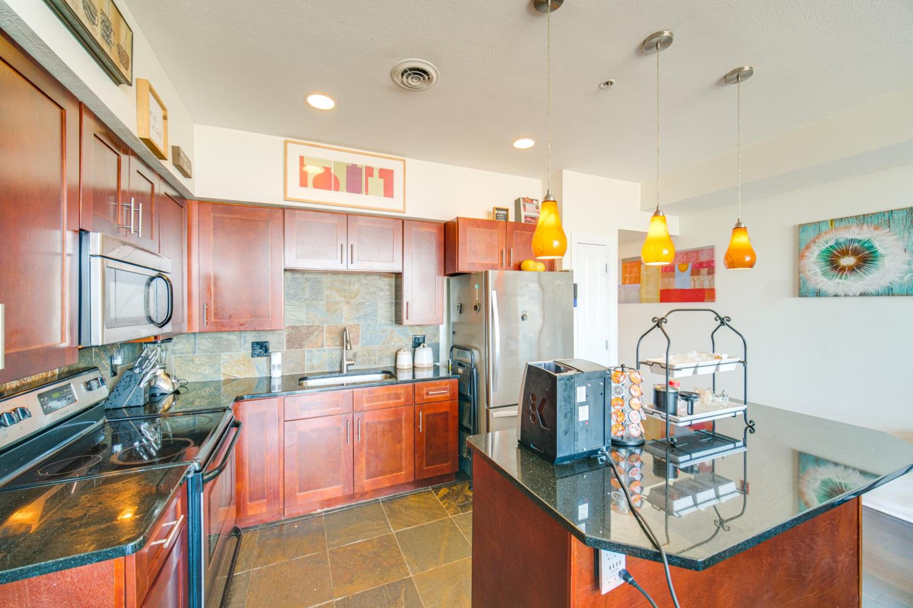 3 Mi to Dtwn Cleveland Condo with Lake Erie Views!