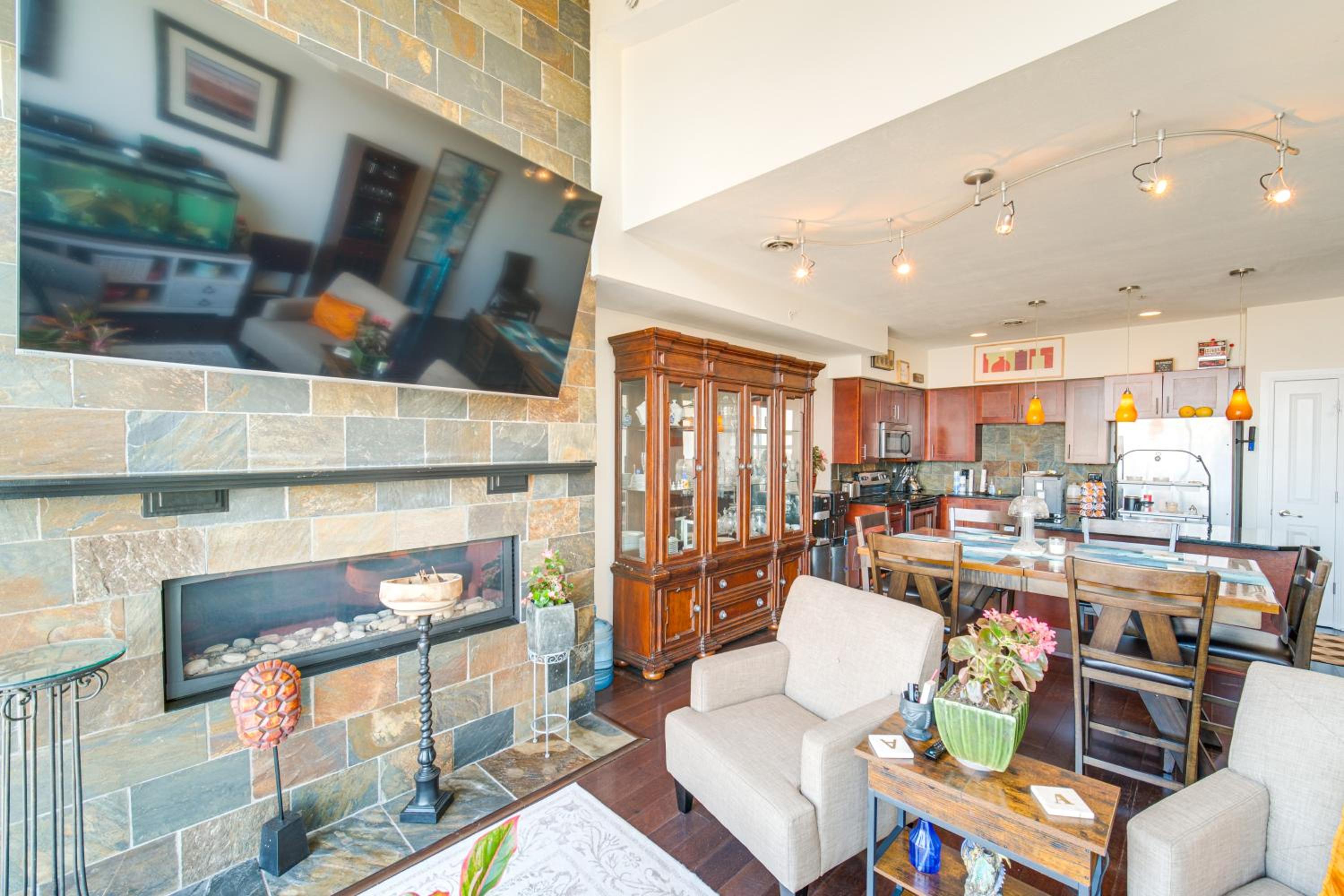 3 Mi to Dtwn Cleveland Condo with Lake Erie Views!