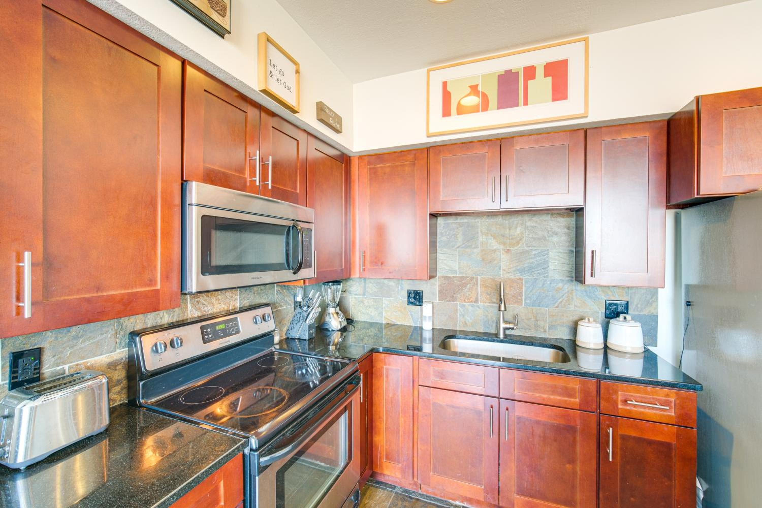 3 Mi to Dtwn Cleveland Condo with Lake Erie Views!