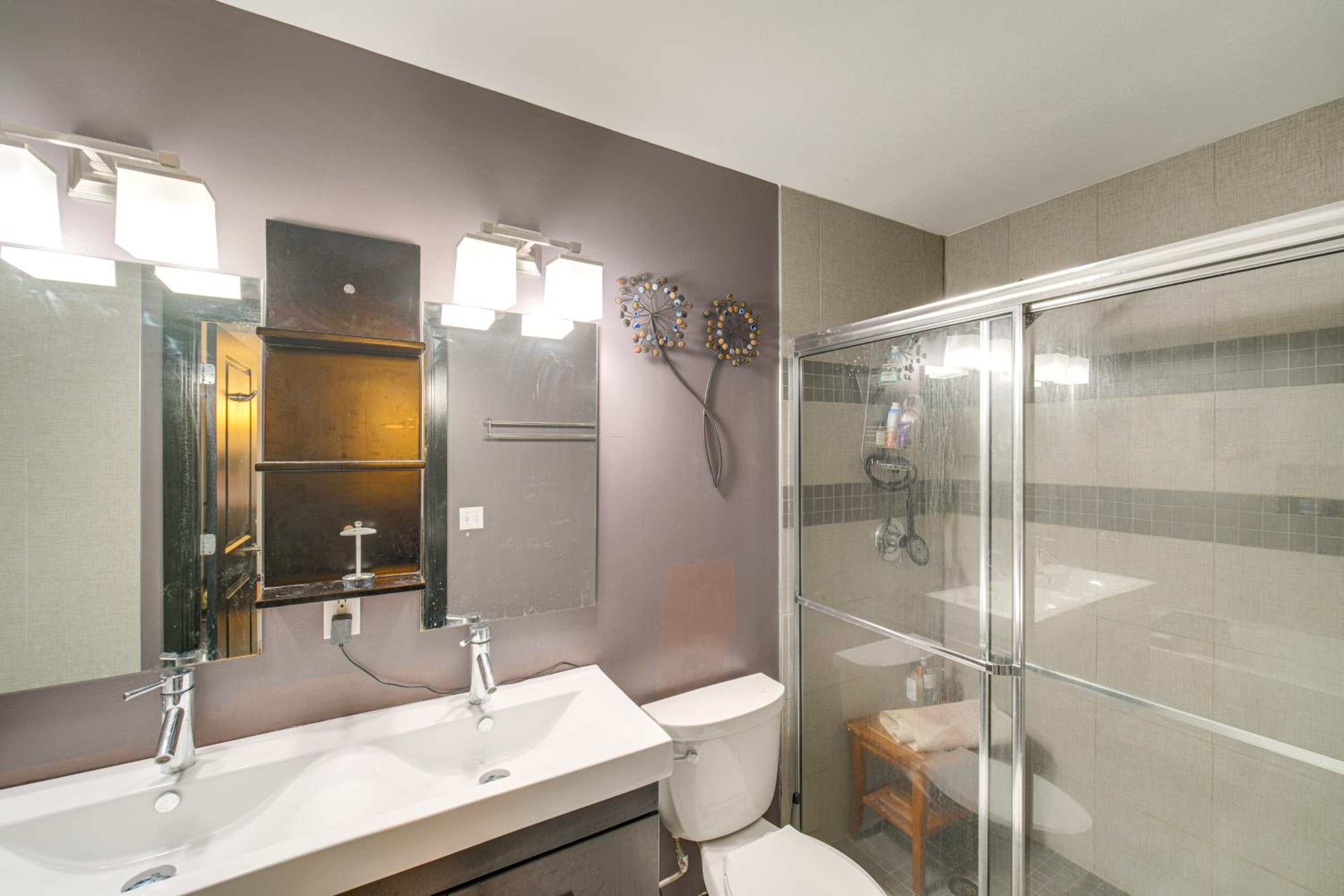 3 Mi to Dtwn Cleveland Condo with Lake Erie Views!