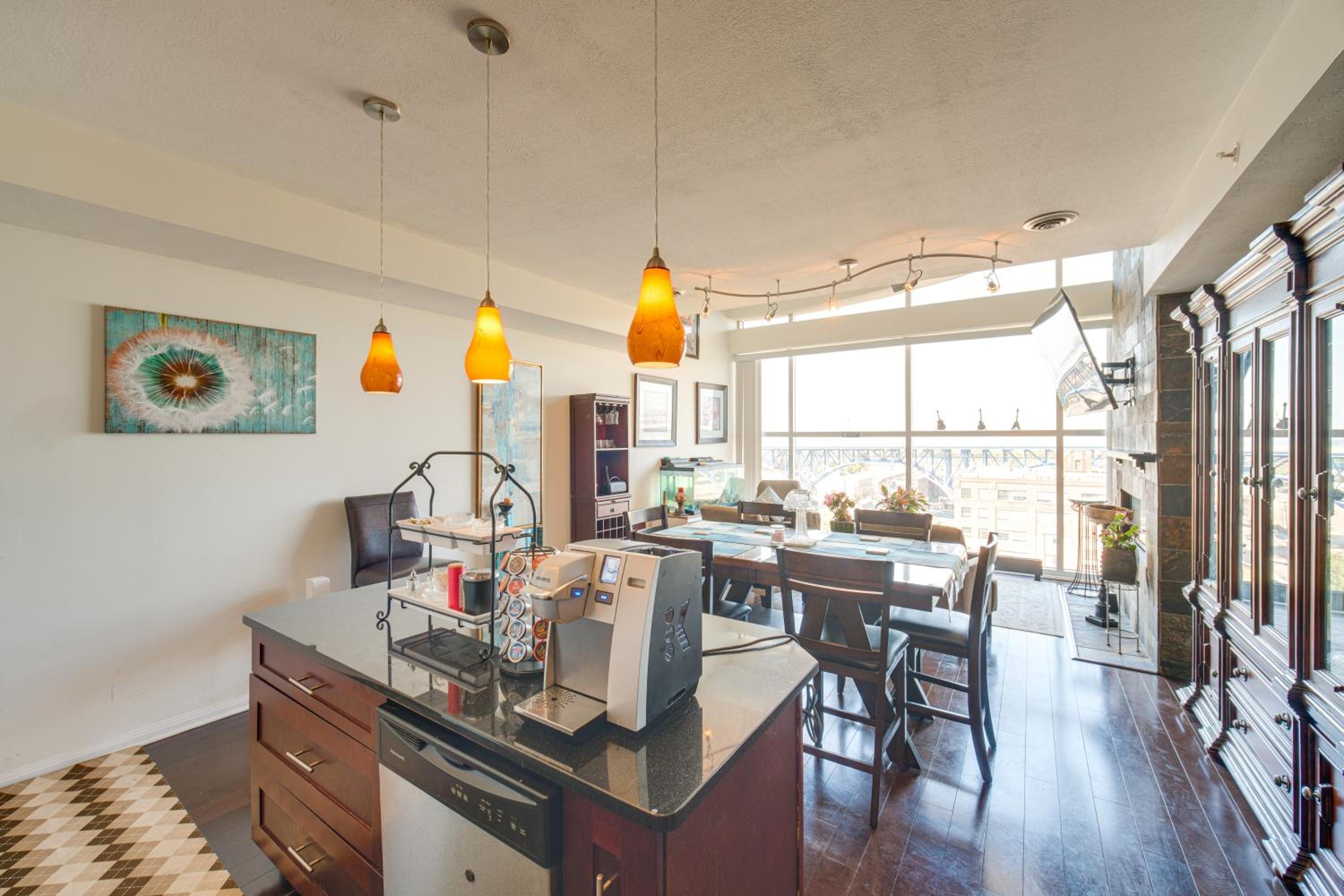 3 Mi to Dtwn Cleveland Condo with Lake Erie Views!