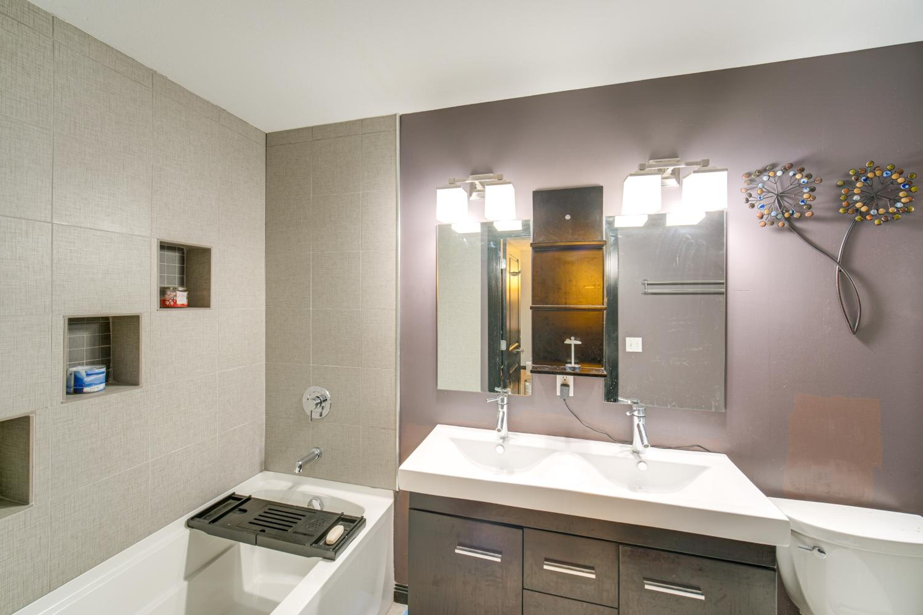 3 Mi to Dtwn Cleveland Condo with Lake Erie Views!