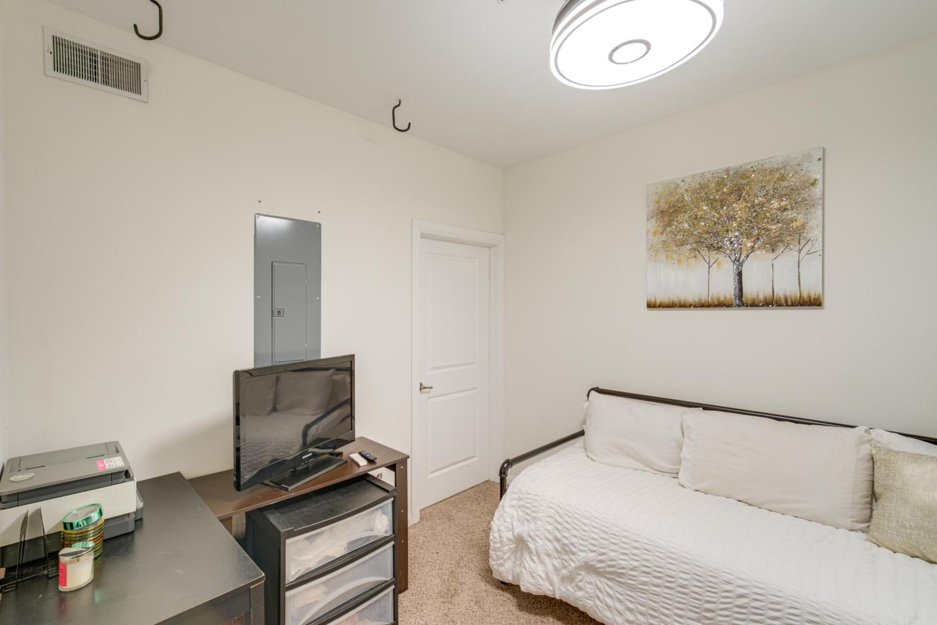3 Mi to Dtwn Cleveland Condo with Lake Erie Views!