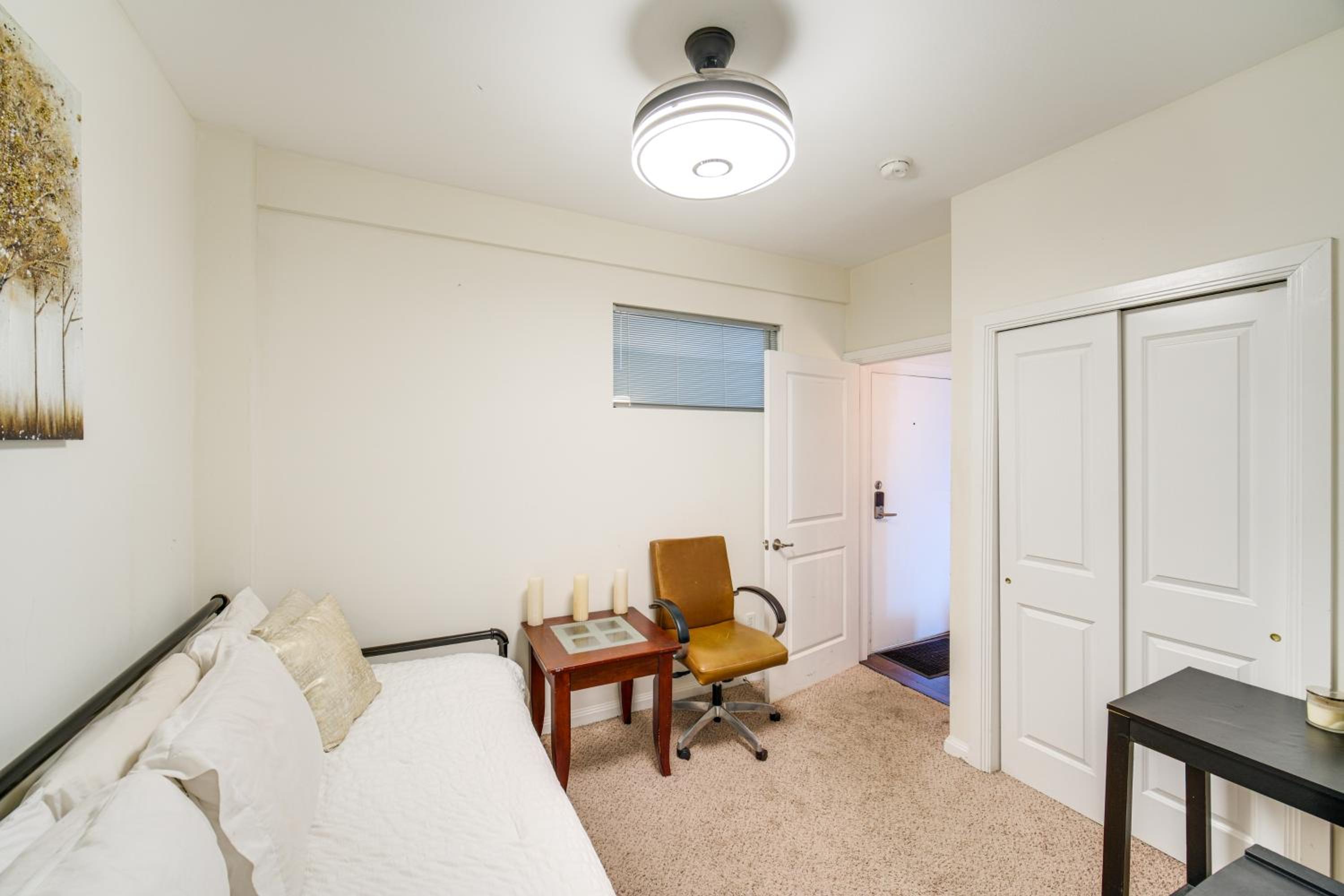 3 Mi to Dtwn Cleveland Condo with Lake Erie Views!